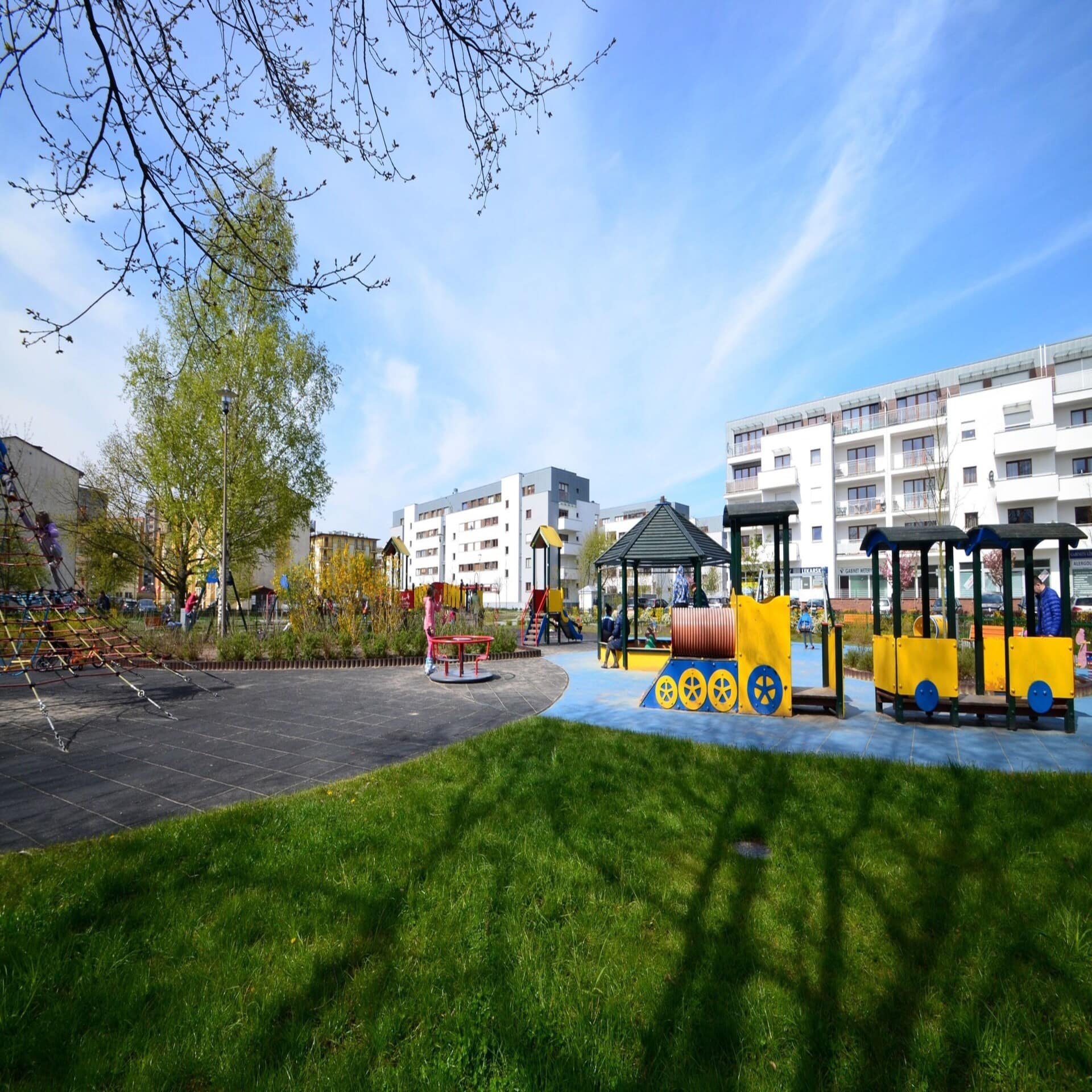Spielplatz vor einer modernen Neubausiedlung in Swinemünde.