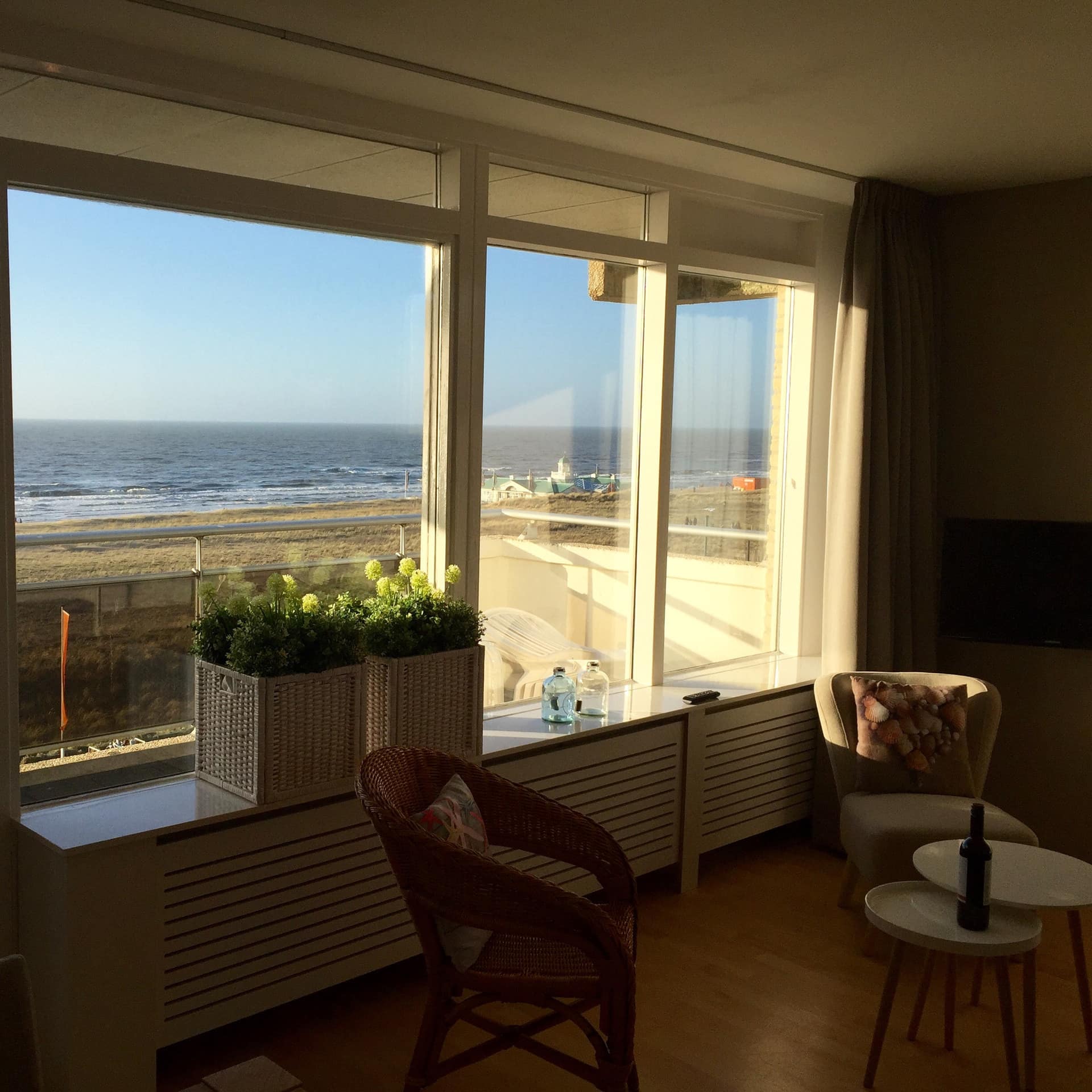 Ferienwohnung in Noordwijk aan Zee direkt am Strand mit großer Fensterfront, Balkon und Meerblick
