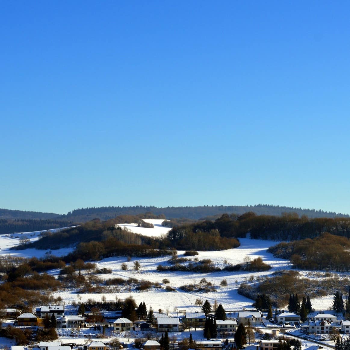 Blick auf einen verschneiten Ort in der Eifel