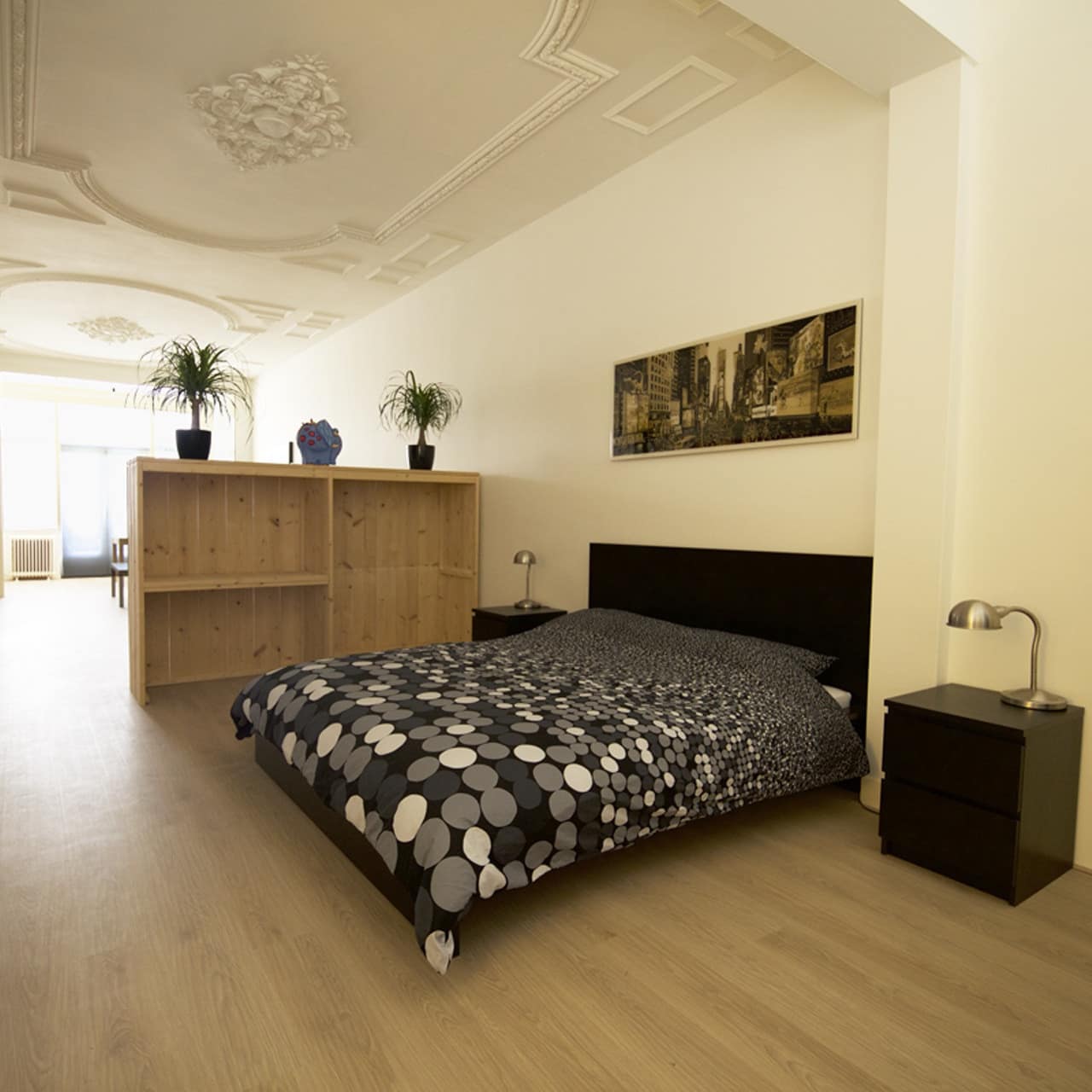 Großräumige Ferienwohnung in Scheveningen mit offenem Wohn- und Schlafbereich, ideal für den Urlaub mit Hund
