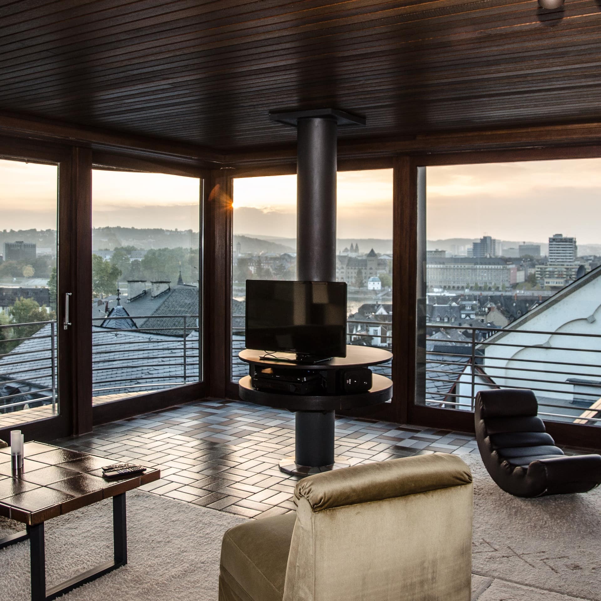 Wohnzimmer einer geräumigen und exklusiv eingerichteten Ferienwohnung mit Panoramablick auf den Rhein 