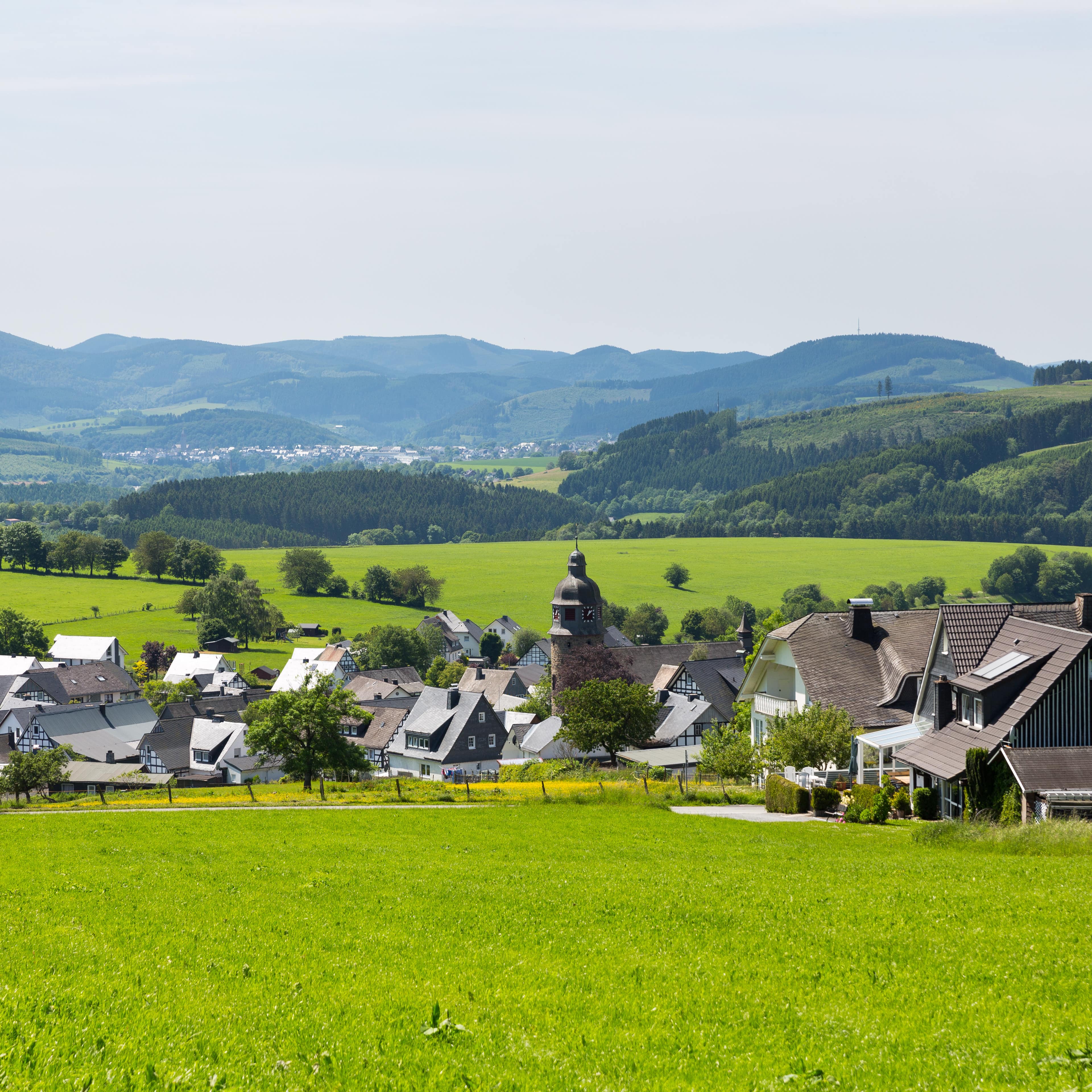 Panoramablick über den Ort Schmallenberg umgeben von ländlicher Natur.