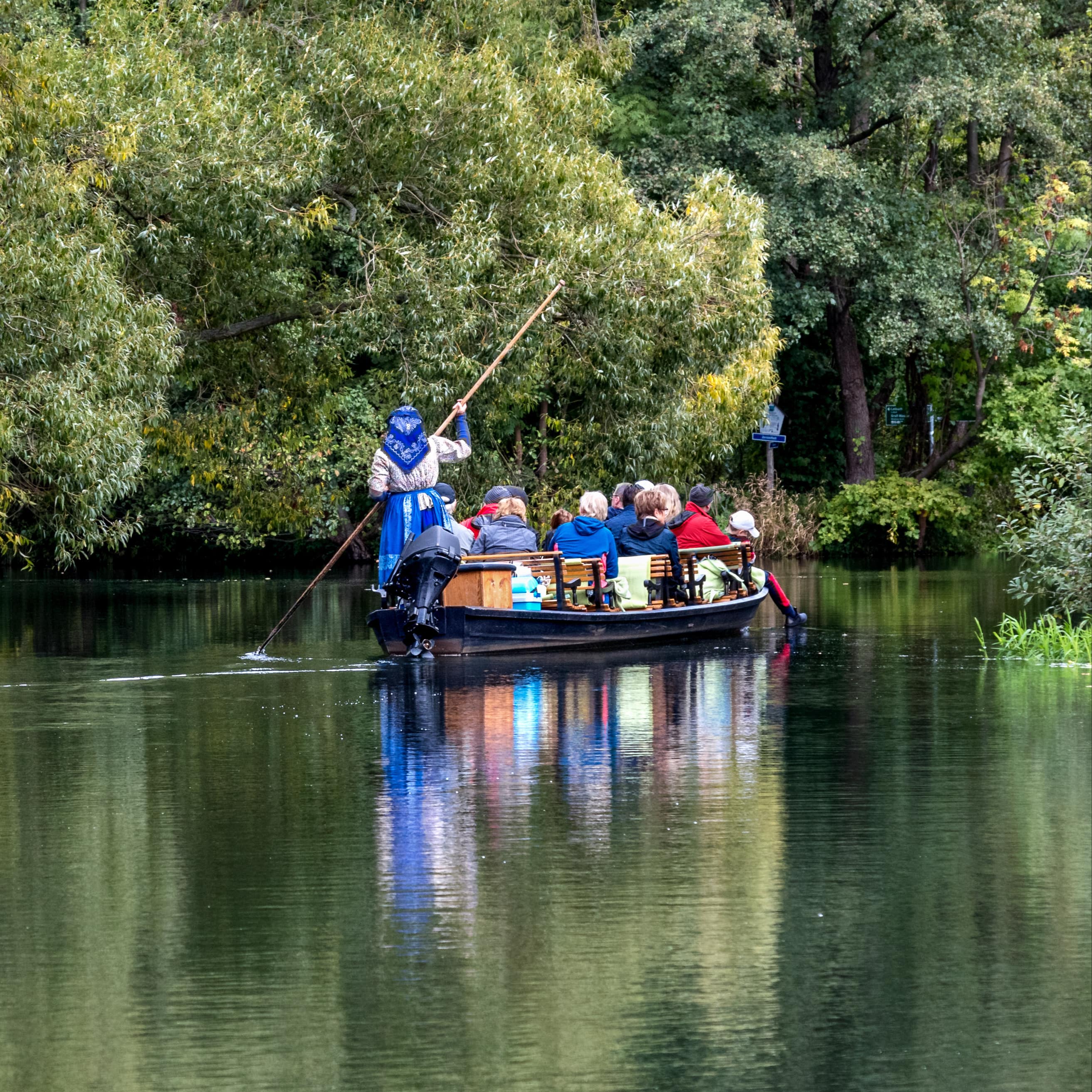 Eine Kahnfahrt im Wasser zwischen Bäumen hindurch.