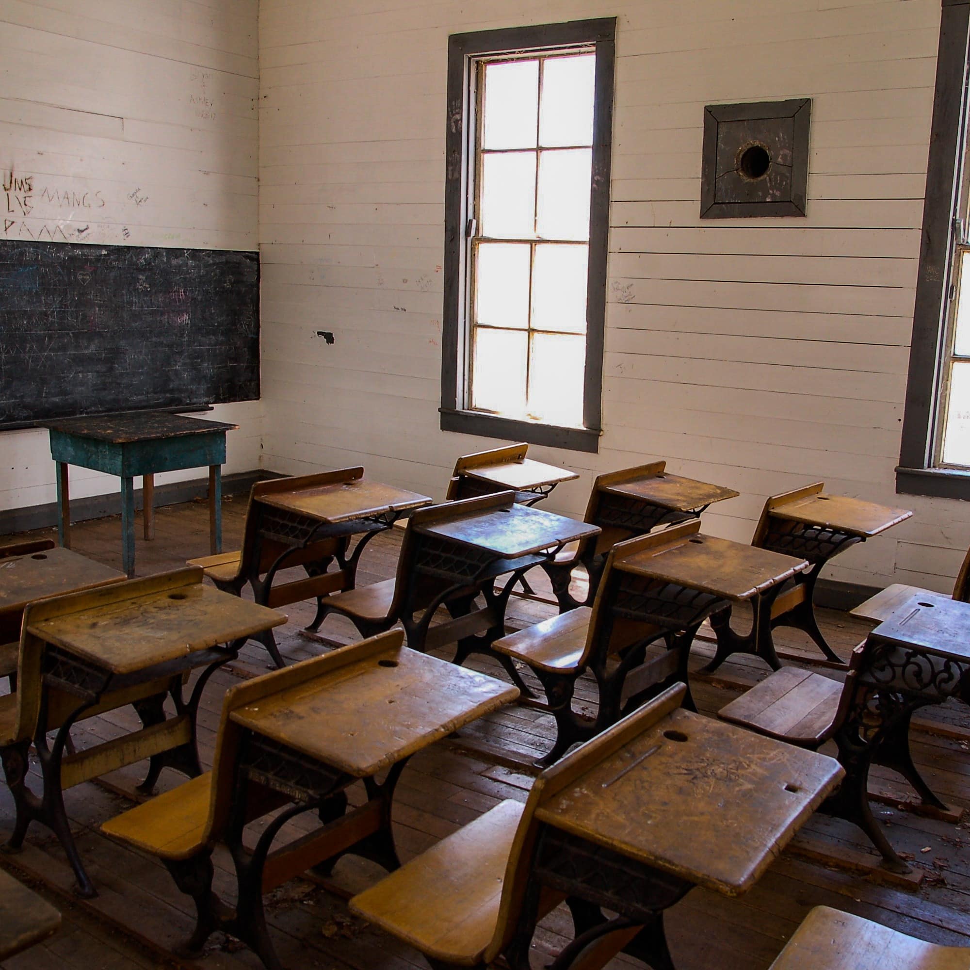 Ein altmodisches Klassenzimmer mit Tafel und Holzfußboden