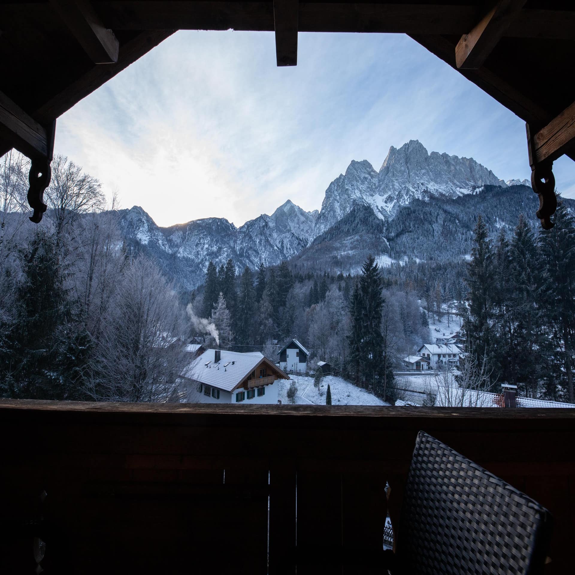 Blick von einem Balkon auf die Umgebung und die Berge.