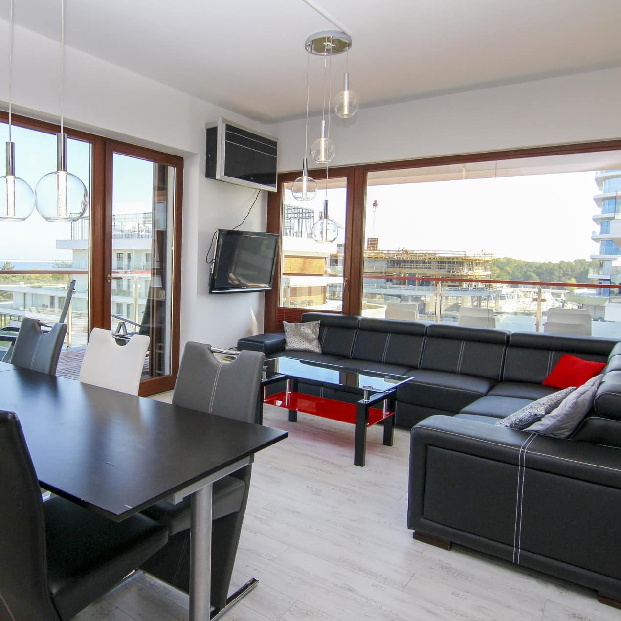 Wohnzimmer einer Ferienwohnung mit Meerblick