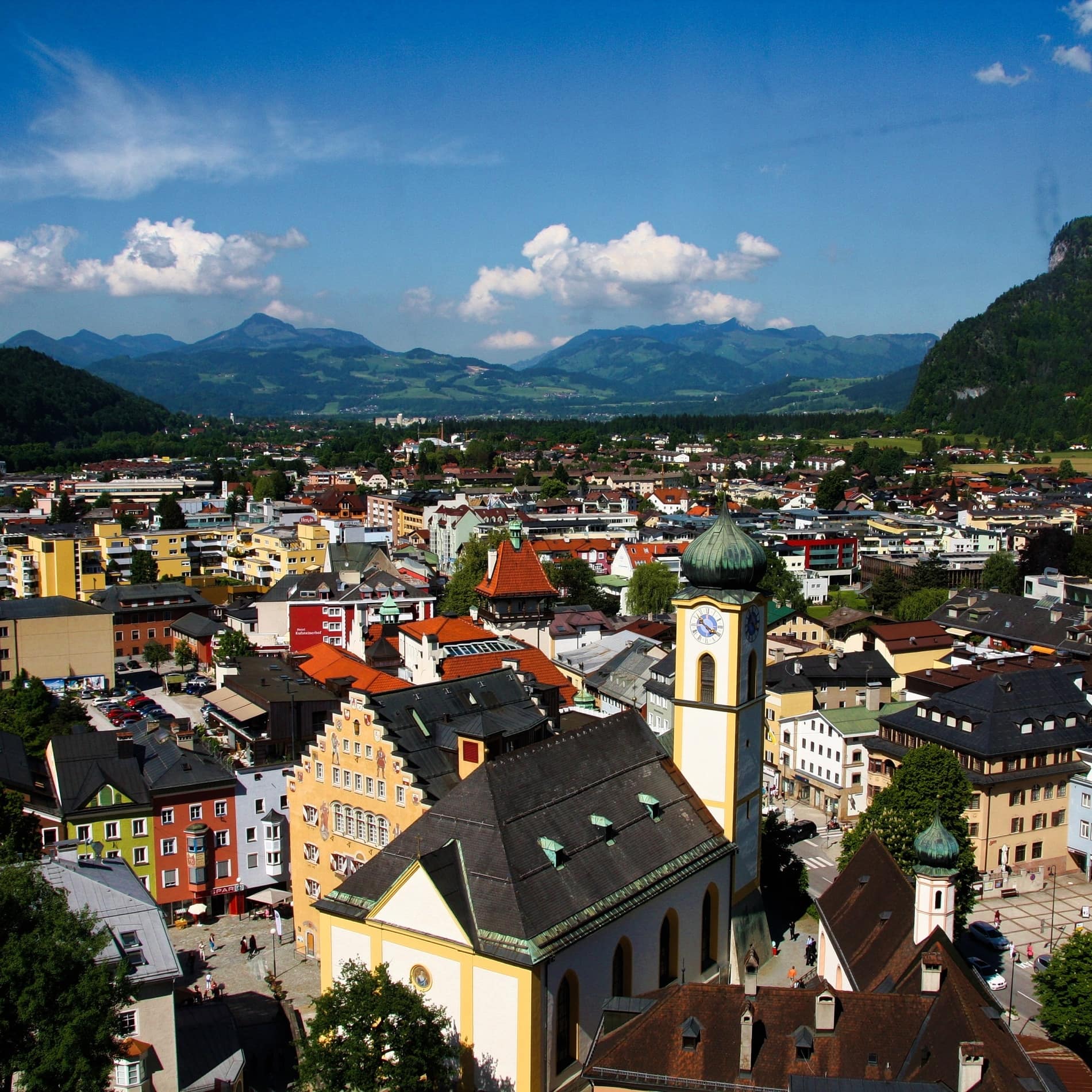 Von der Festung Kufstein schweift der Blick über die Altstadt mit der Kirche ins weite Kufsteinerland