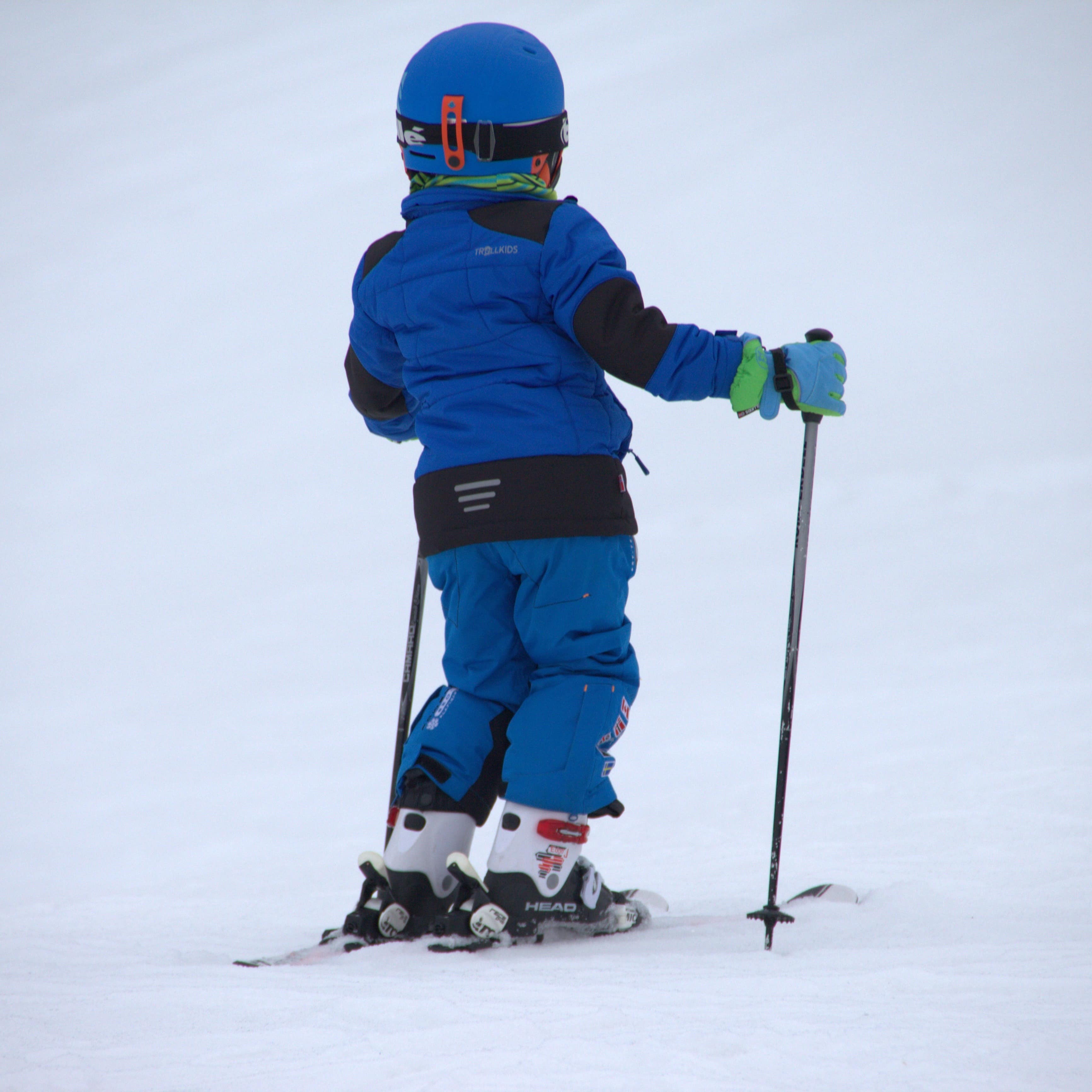 Ein Kind auf Skiern