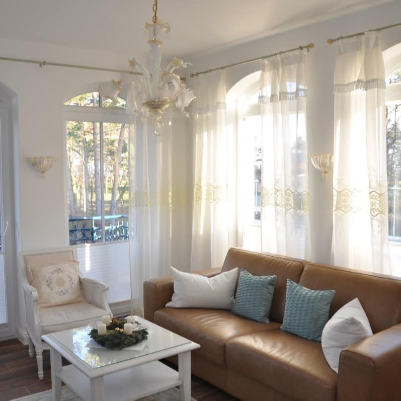 Luxuriös anmutendes Wohnzimmer einer Ferienwohnung in einer Strandvilla mit Blick auf das Meer