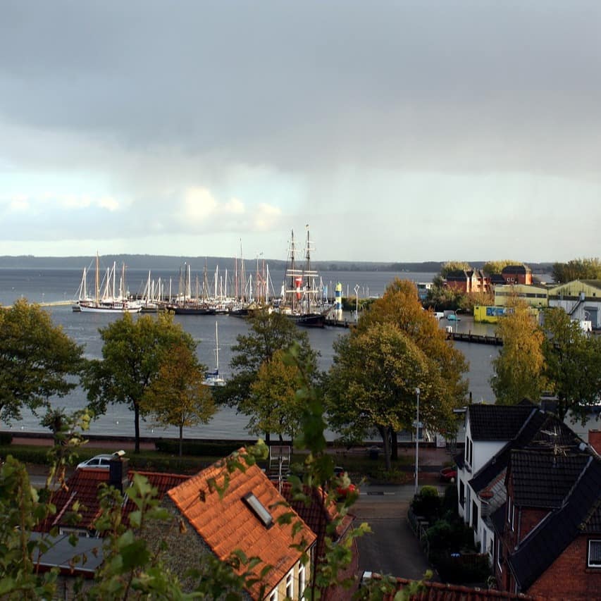 Die Aussicht von einer Ferienwohnung auf den bezaubernden Hafen von Eckernförde. 