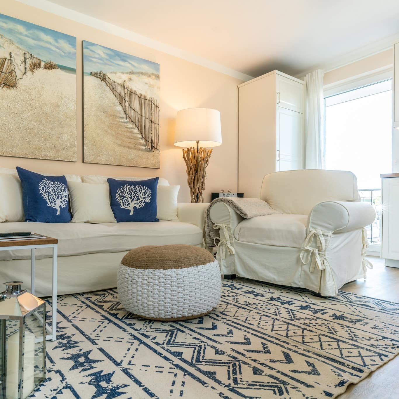 Wohnzimmer einer mit Designermöbeln ausgestatteten Maisonetten-Ferienwohnung in Grömitz