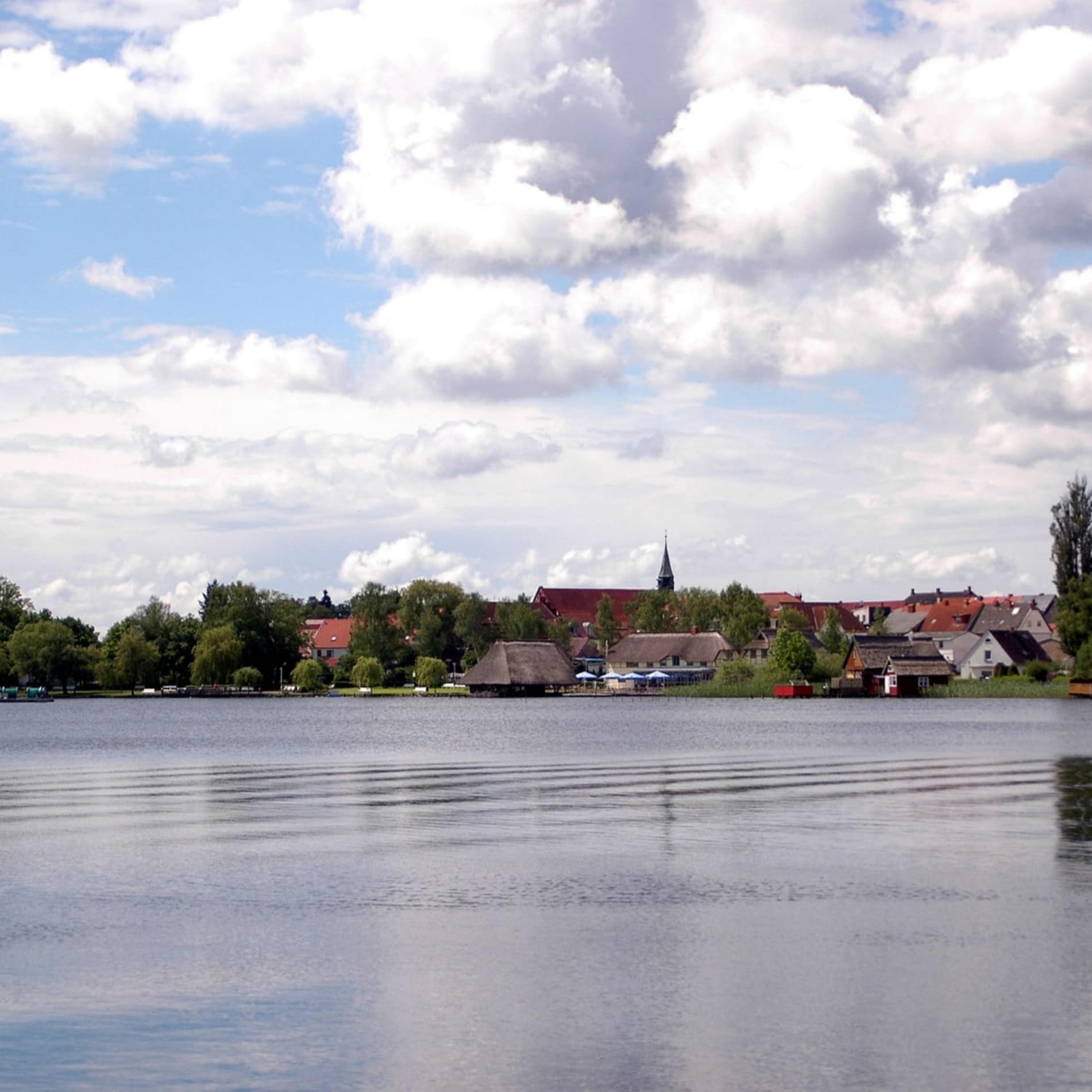 Blick von der Müritz auf eine Stadt am Ufer