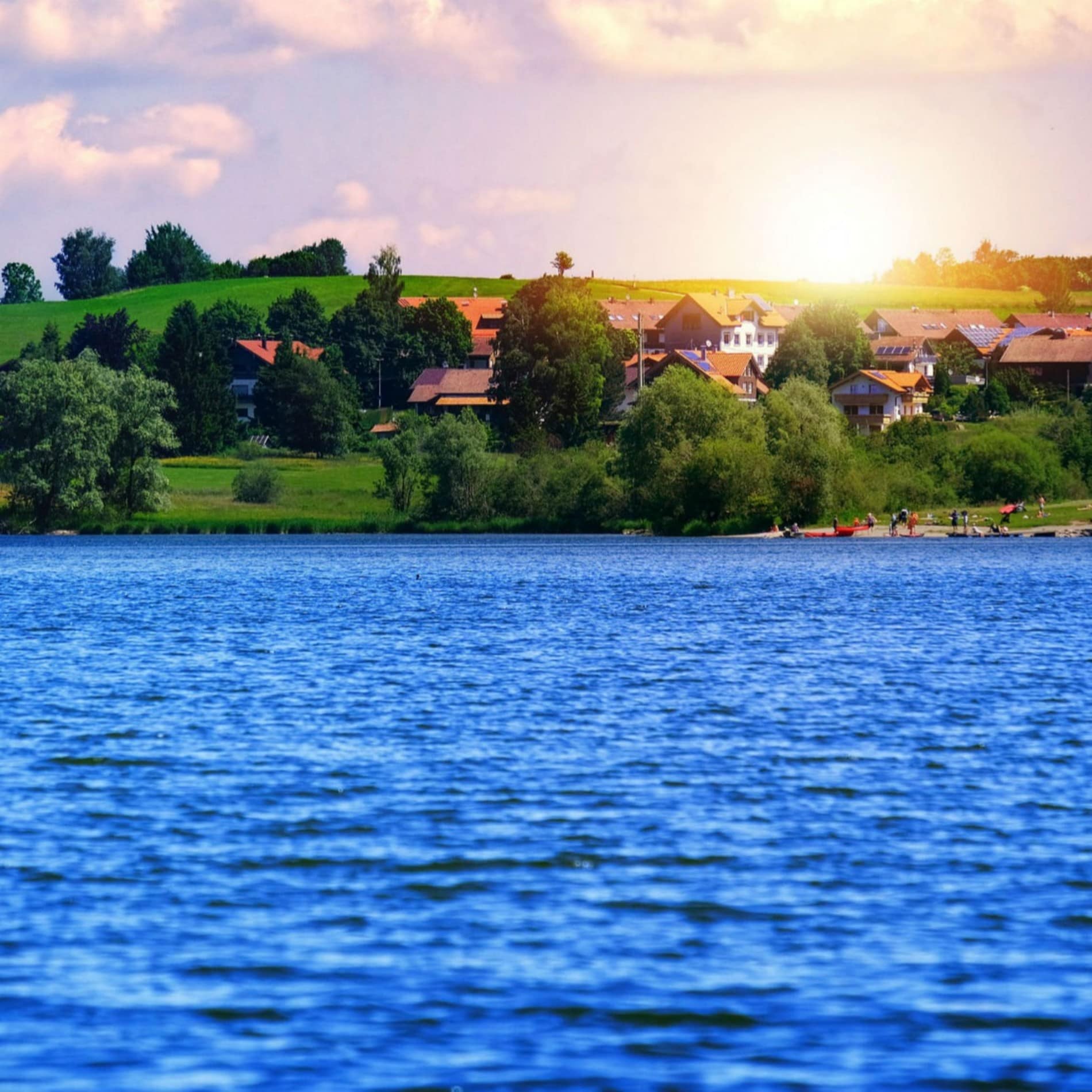 Blick vom Wasser auf einen Ort in Brandenburg mit Strand