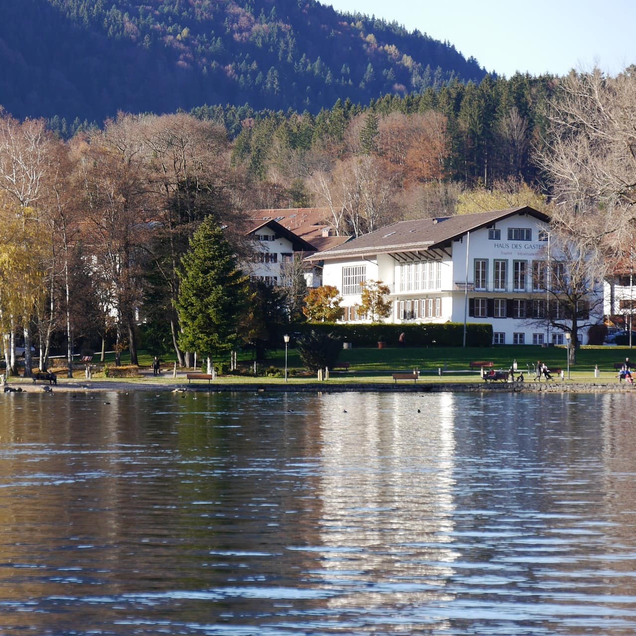 Blick vom Tegernsee auf den Kurpark von Bad Wiessee