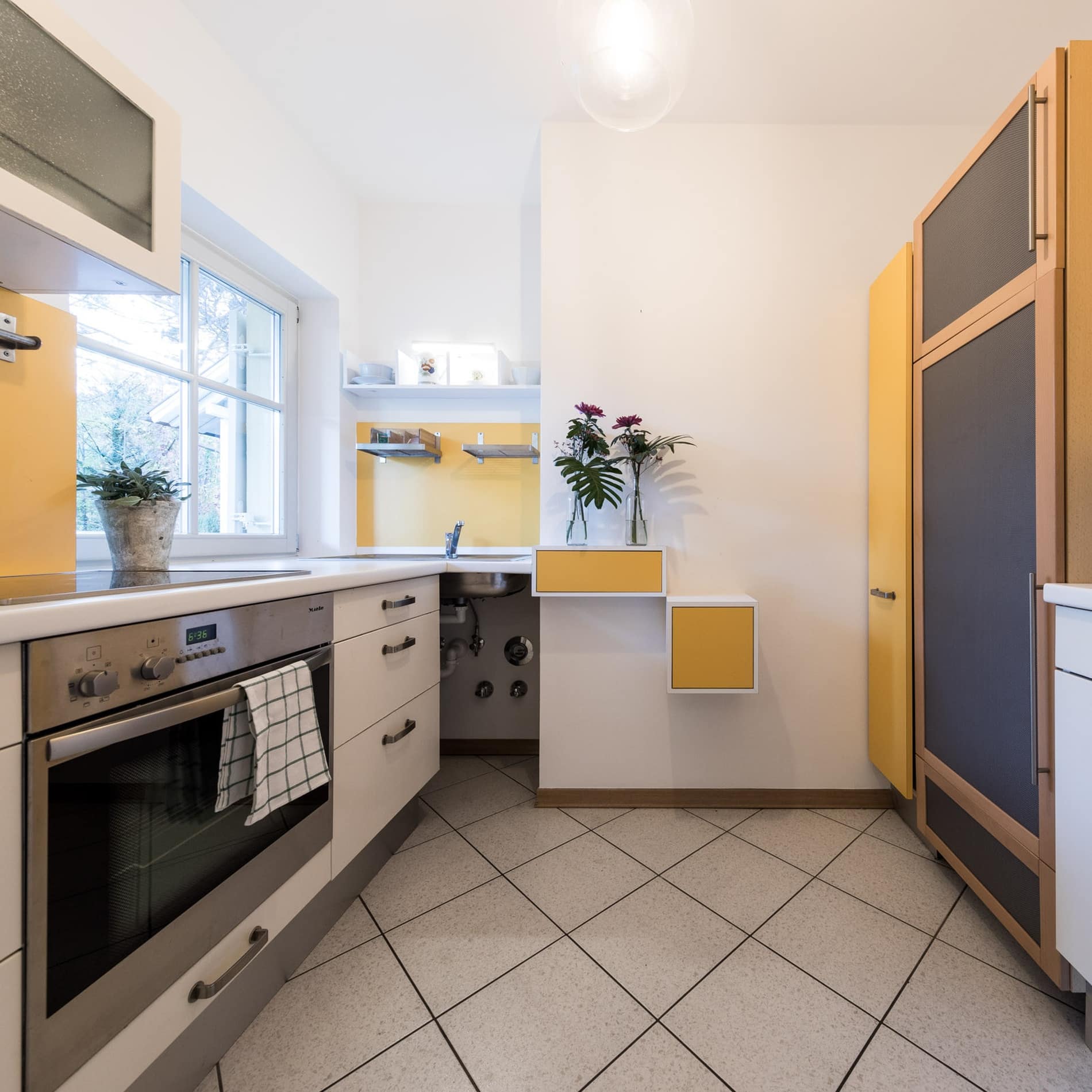 Die helle, modern eingerichtete Küche der Ferienwohnung in Lana, Südtirol, bietet alles Nötige, um selbst Mahlzeiten zuzubereiten