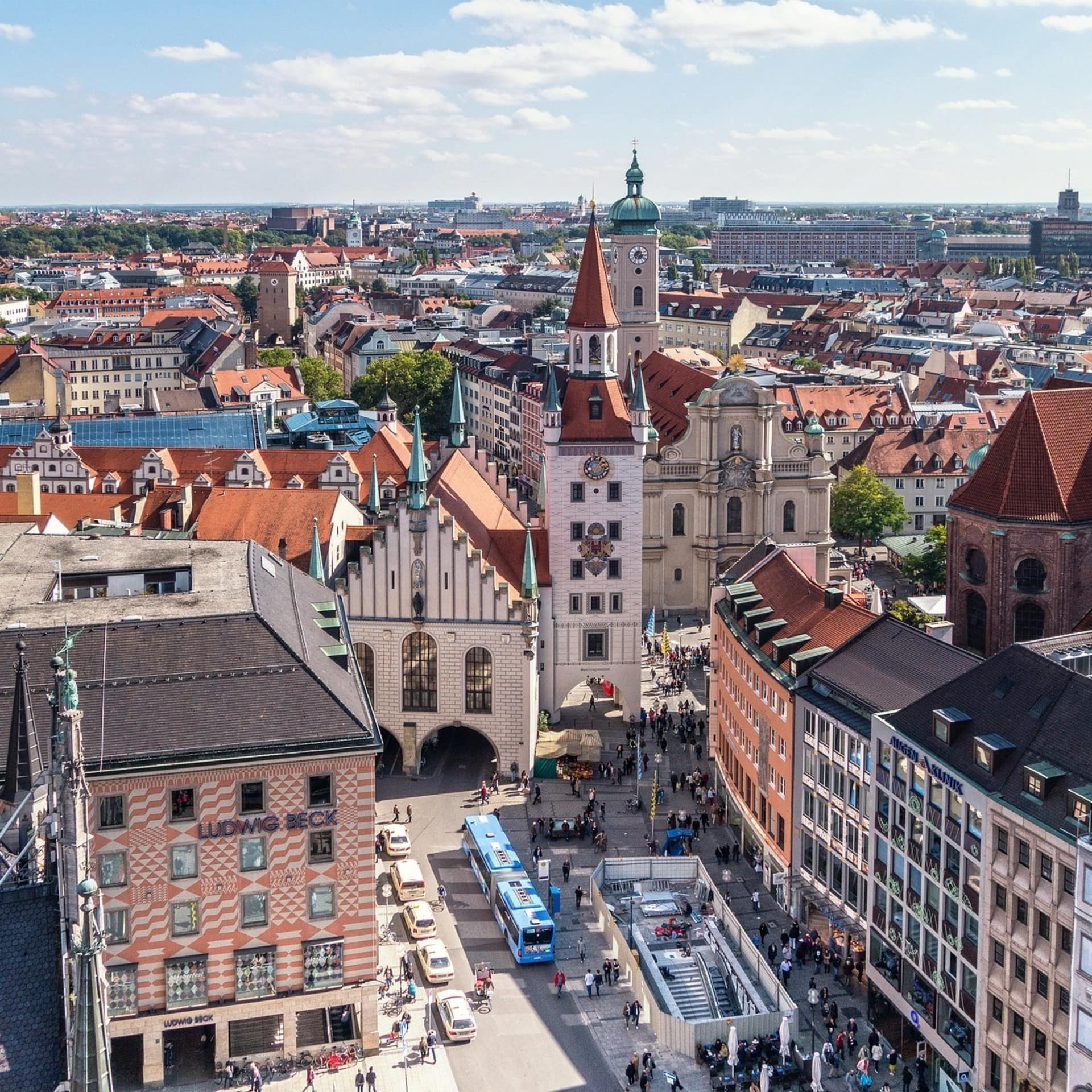 Blick von oben auf den sonnigen Marienplatz in München