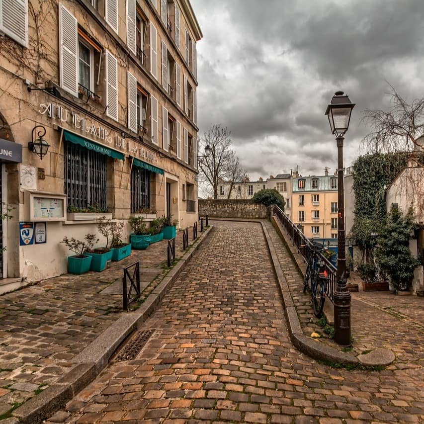Statt großer Boulevards prägen in Montmartre verwinkelte kopfsteingepflasterte Straßen und Gassen das Bild.