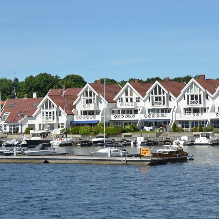Diese Ferienapartments am Yachthafen von Stavanger sind den weißen Holzhäusern im historischen Innenstadtkern nachempfunden.