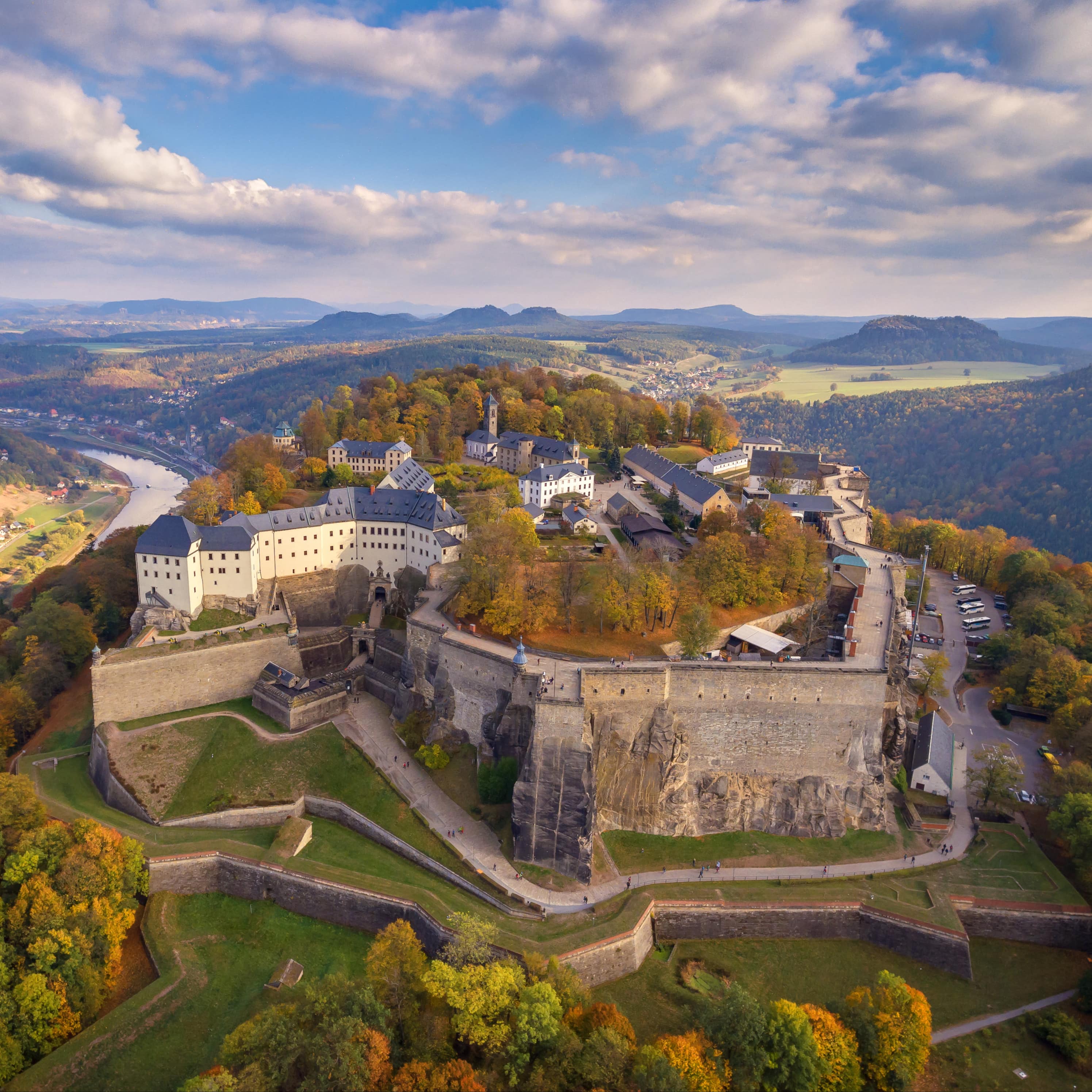 Blick von oben auf die Festung Königstein und die Umgebung.