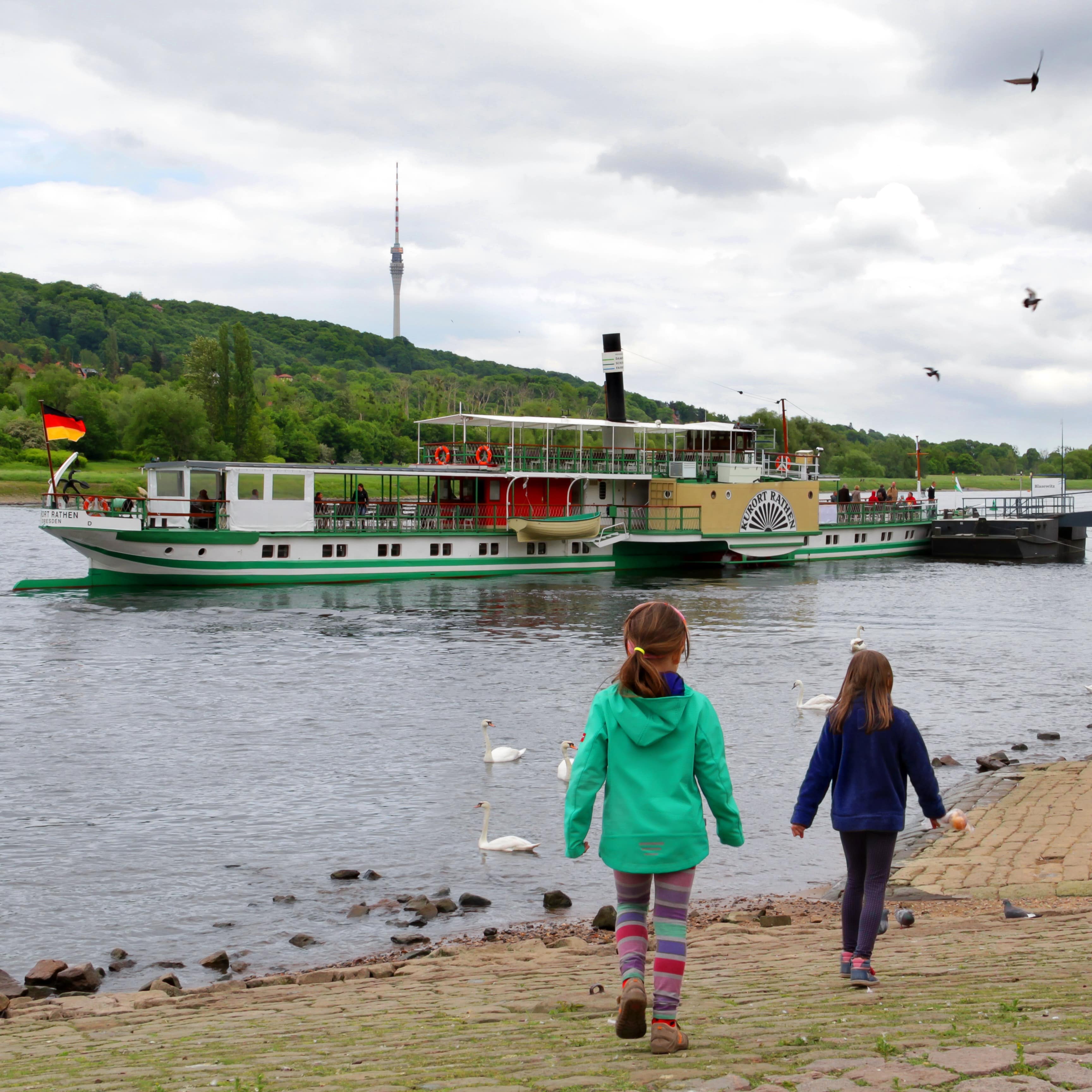 Zwei Mädchen vor einem Dampfschiff an der Elbe