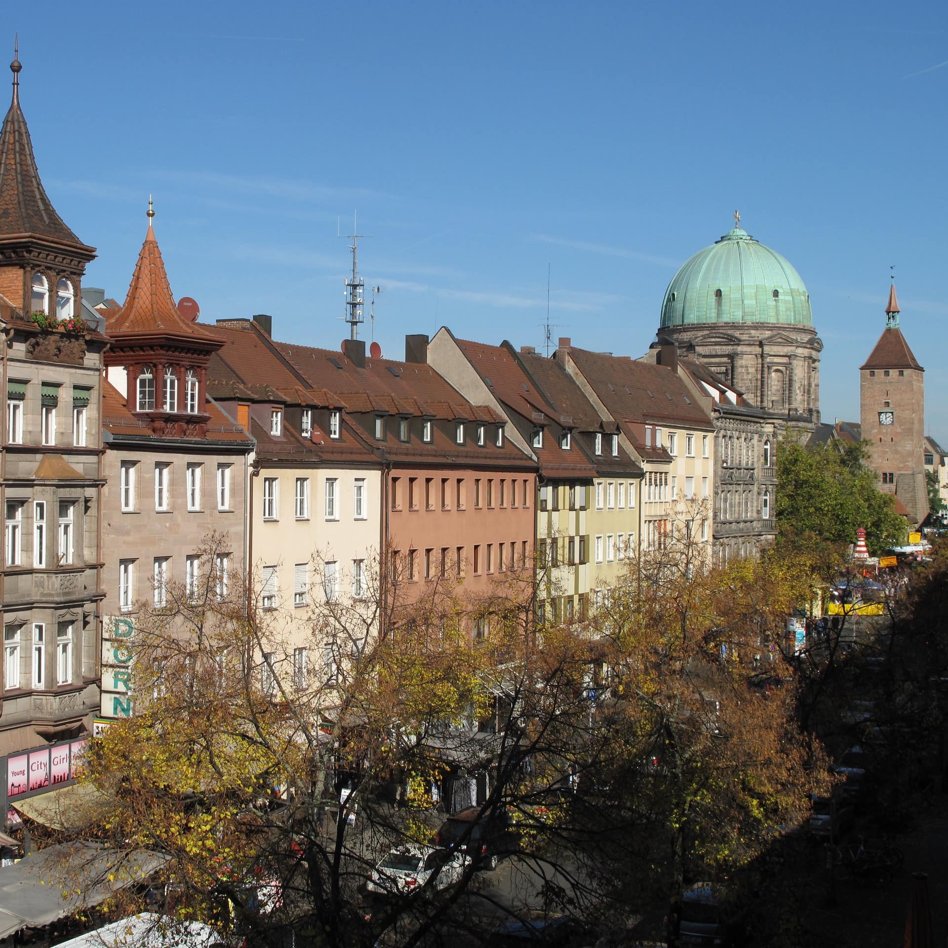 Blick aus dem Wohnzimmer einer Ferienwohnung auf die Altstadt im Herzen Nürnbergs