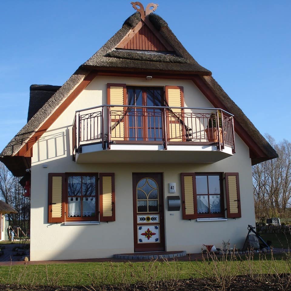 In Boltenhagen bezaubern viele Ferienhäuser mit Reetdach, aber jedes auf seine individuelle Weise.