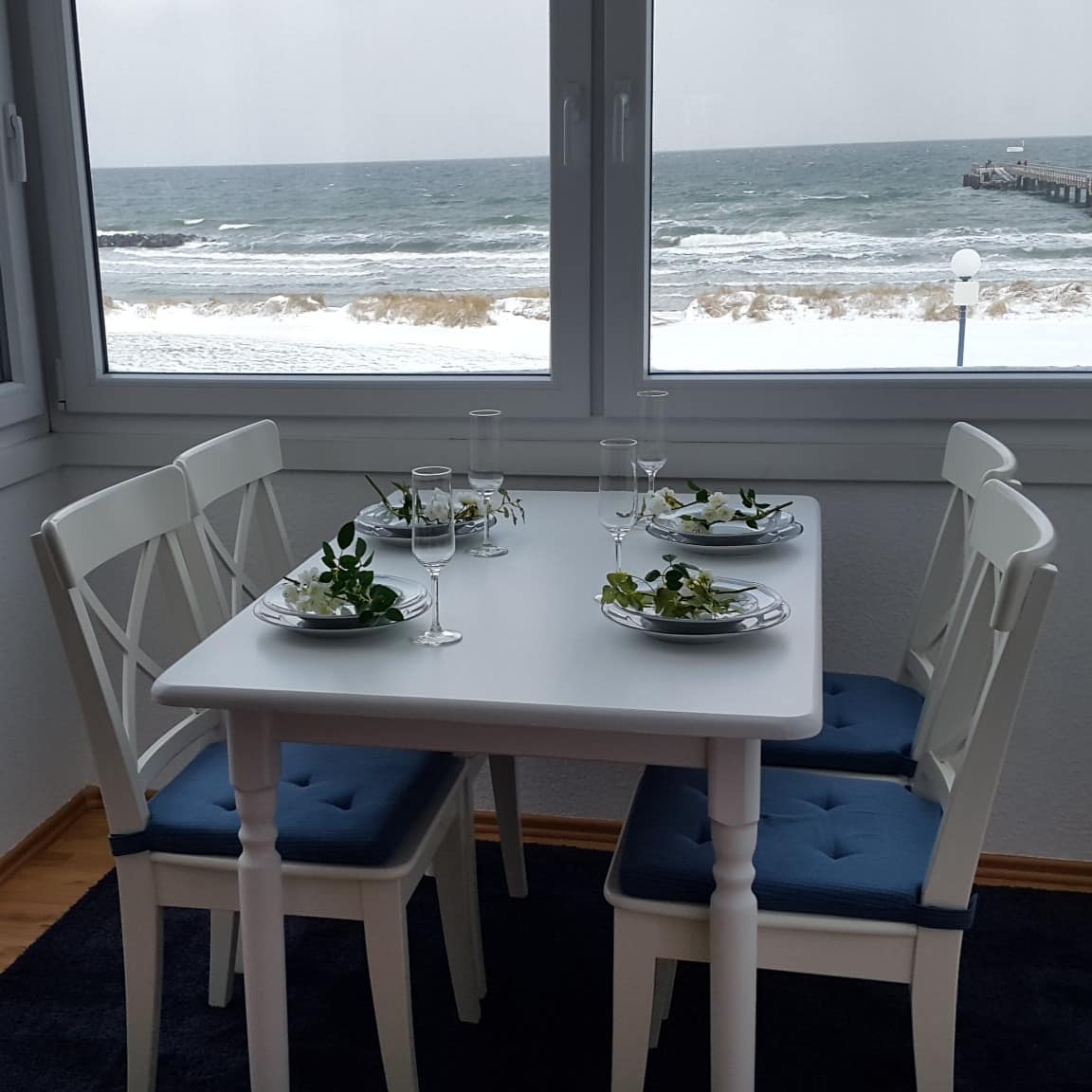 Esstisch mit Meerblick in einer Ferienwohnung in Schleswig-Holstein