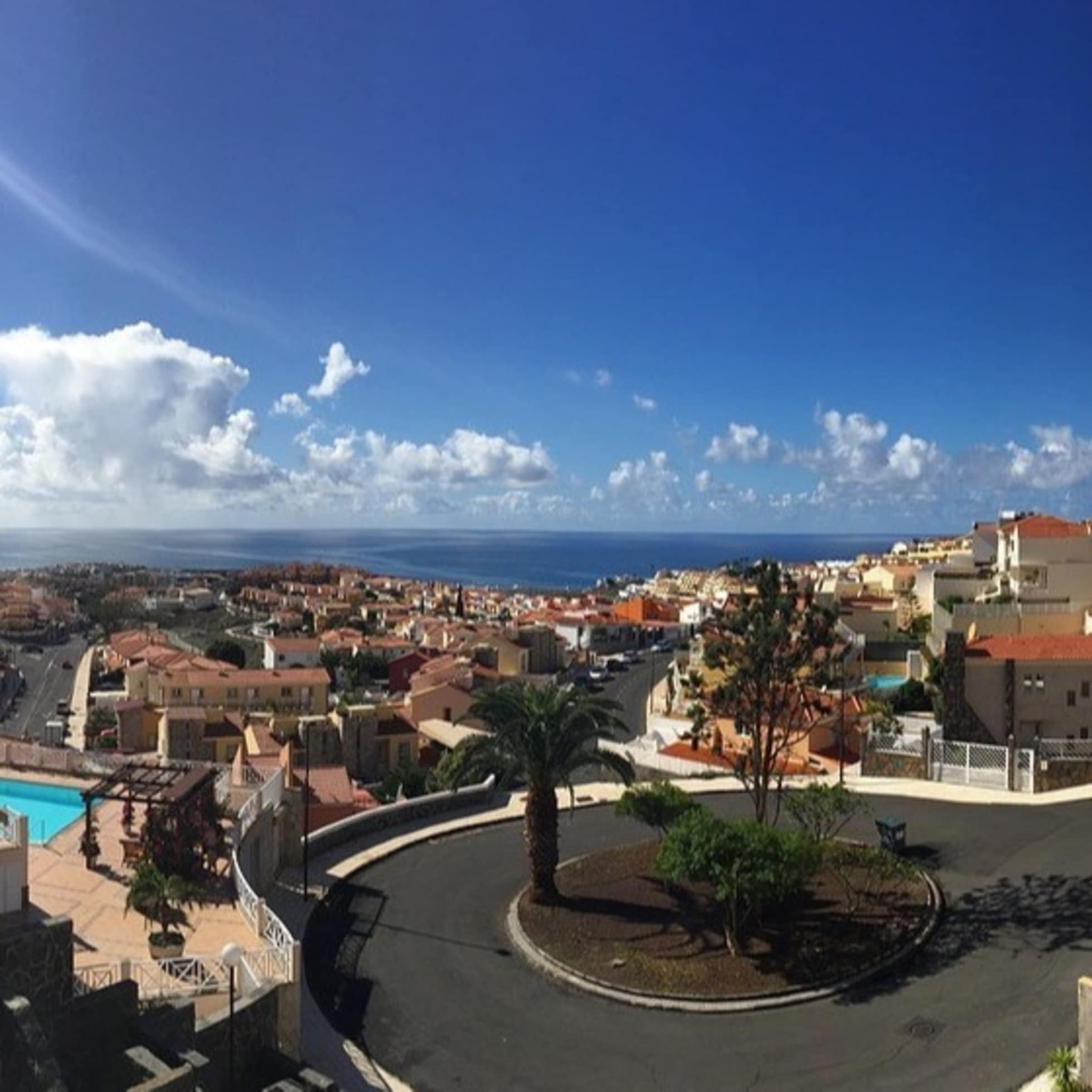 Einfamilienhäuser und Fincas mit Pool prägen die meisten Orte – wie hier Arguineguin – auf Gran Canaria