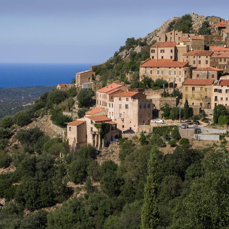 Eine Ferienwohnung im Bergdorf Belgodère eignet sich als Ausgangspunkt für Ausflüge ans Meer und in die Berge.