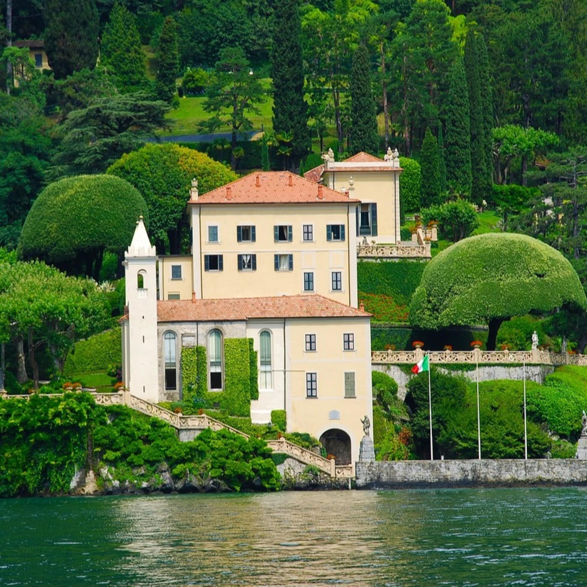 Luxusvilla in Italien direkt am See, umgeben von Bäumen