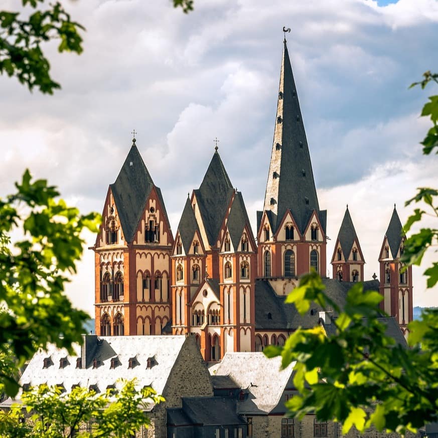 Von fast jeder Ferienwohnung in Limburg ist der imposante Dom, gut zu sehen.