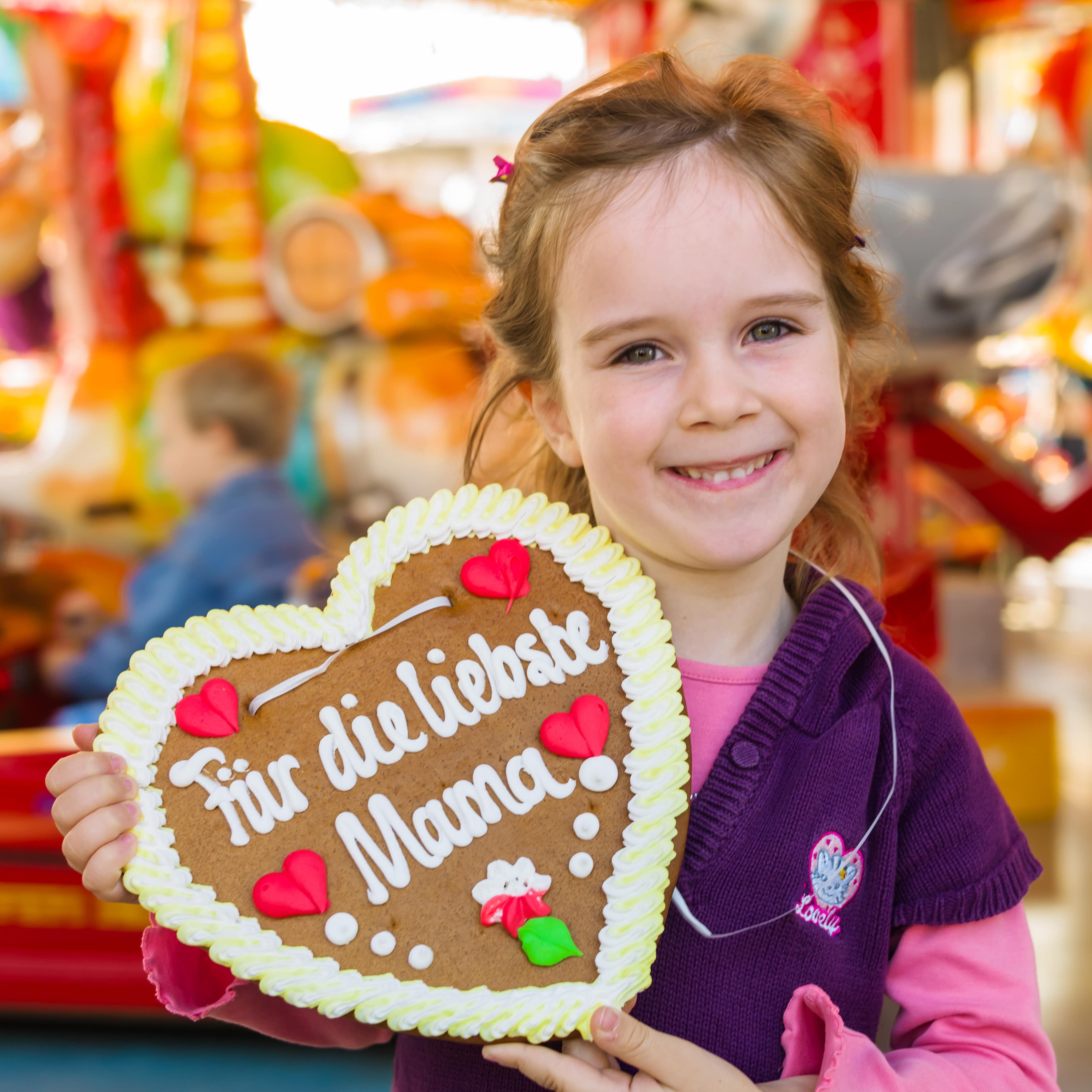  Ein Mädchen mit einem Lebkuchenherz