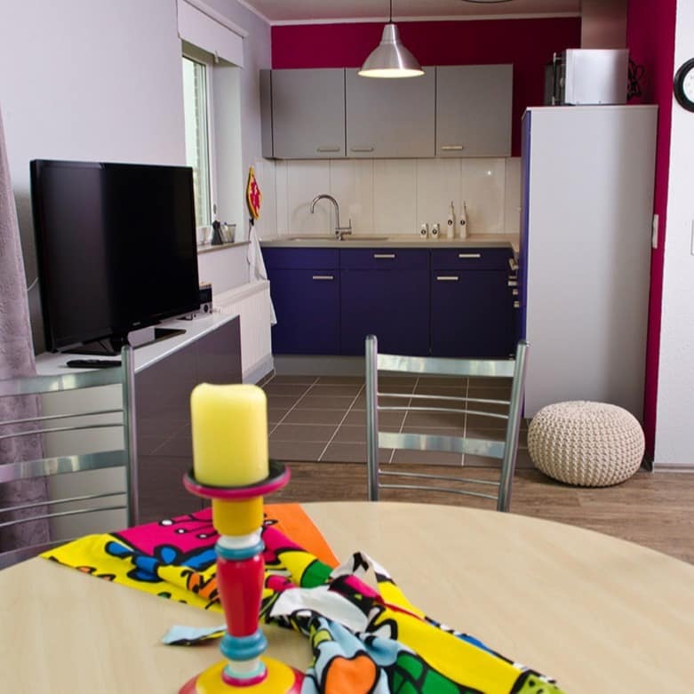 Küche und Essbereich einer Ferienwohnung in Nordstrand mit moderner Ausstattung