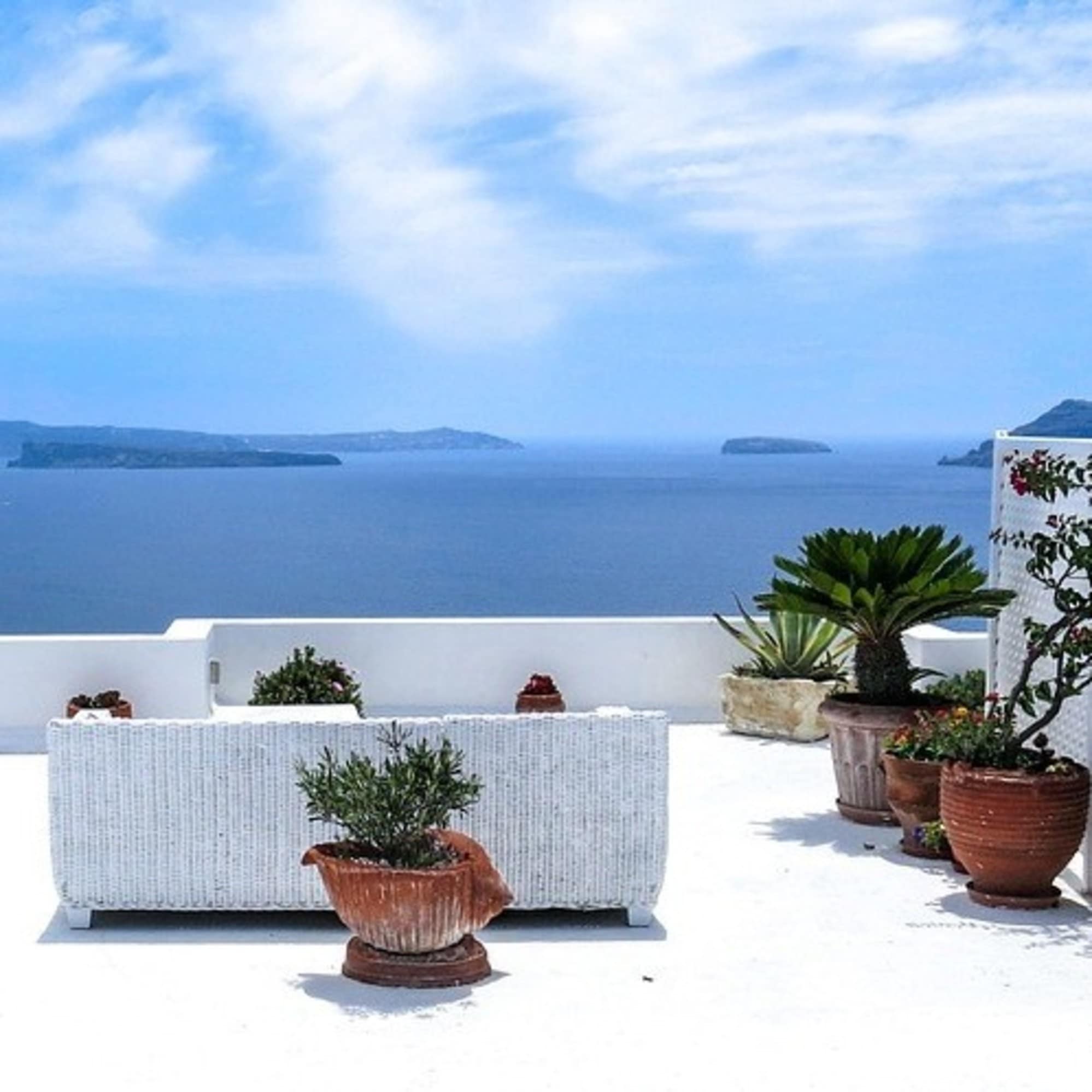 Dachterrasse einer Finca mit Meerblick auf Santorin in Griechenland