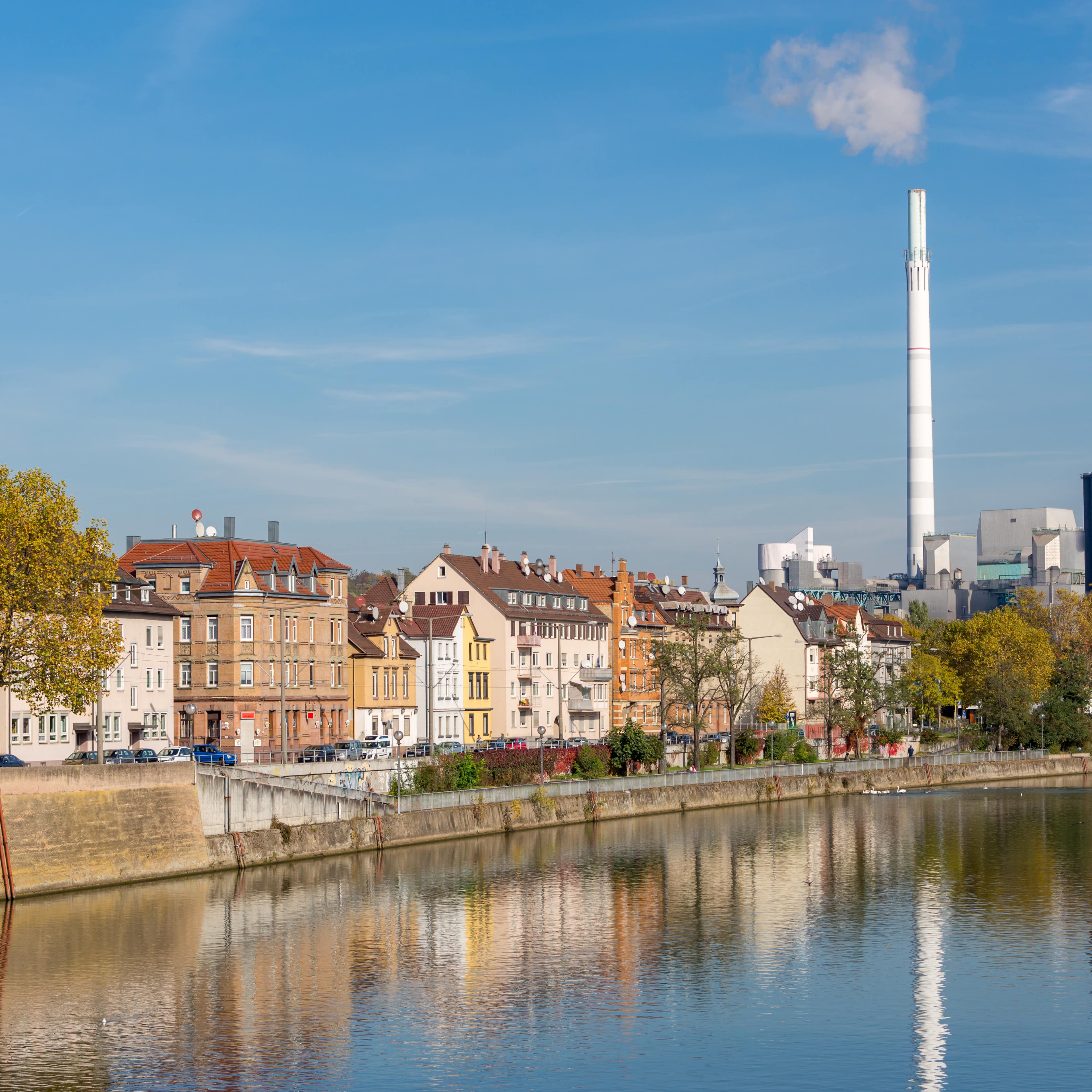 Blick über den Neckar auf die Stadt.