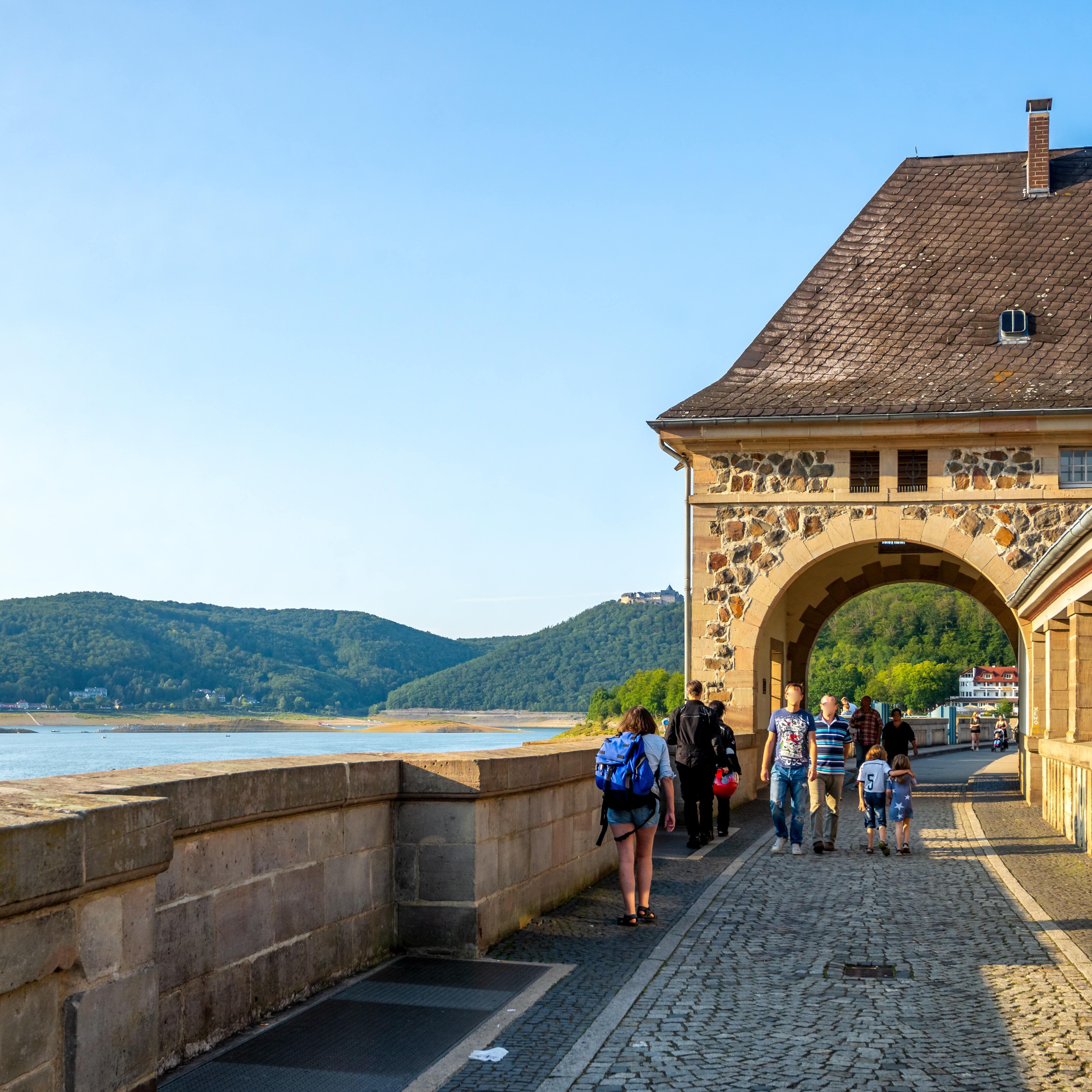 Besucher auf der Edertalsperre, links ist der See zu sehen. 