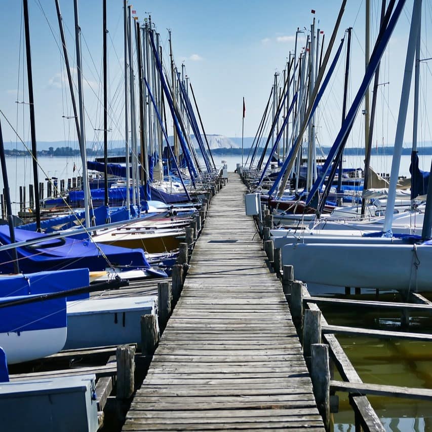 Steg mit Segelbooten am Steinhuder Meer