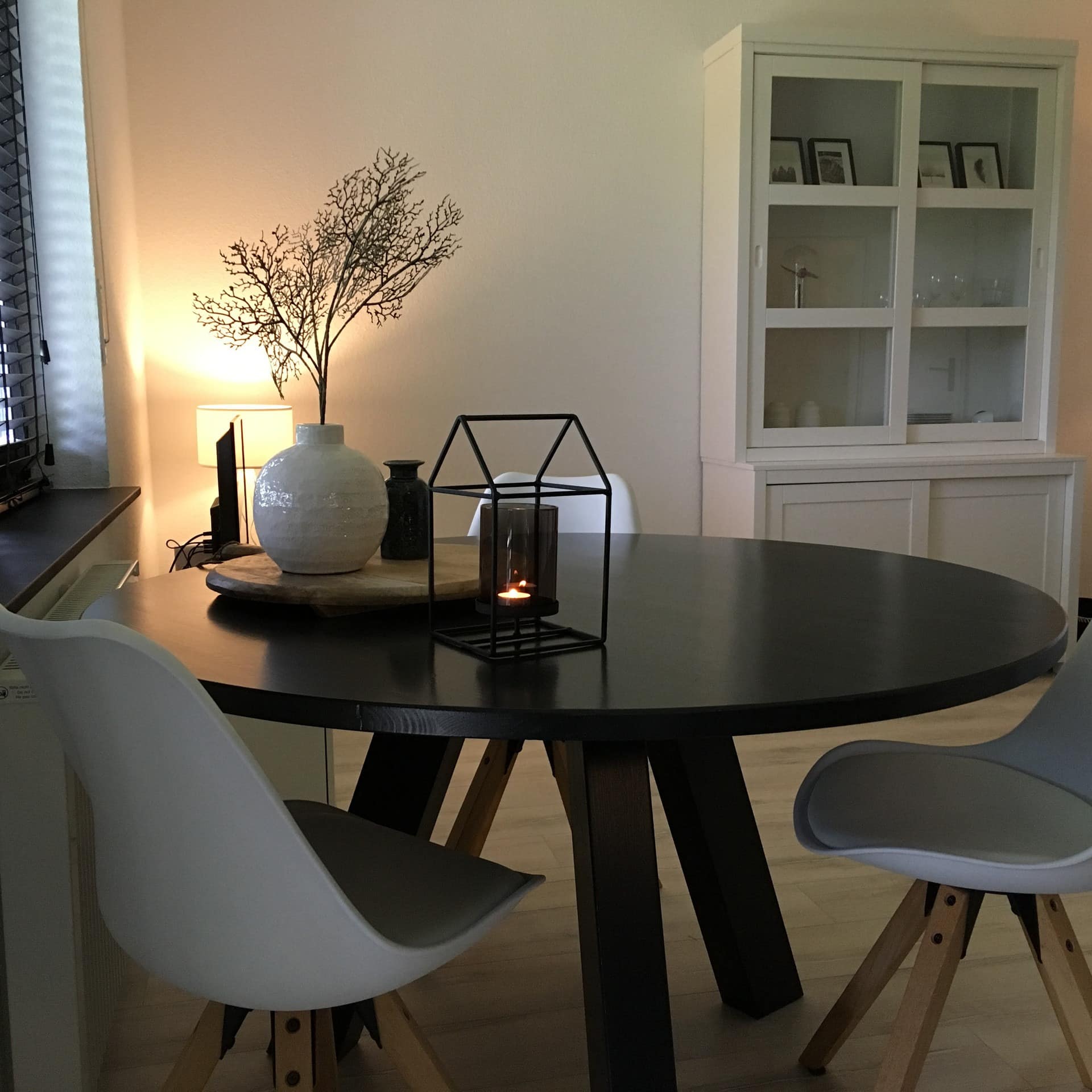 Esstisch einer modernen Ferienwohnung in Winterberg mit gehobener Ausstattung