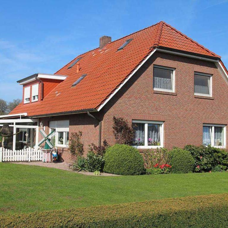 Außenansicht eines Hauses mit Garten und Ferienwohnung in Leer