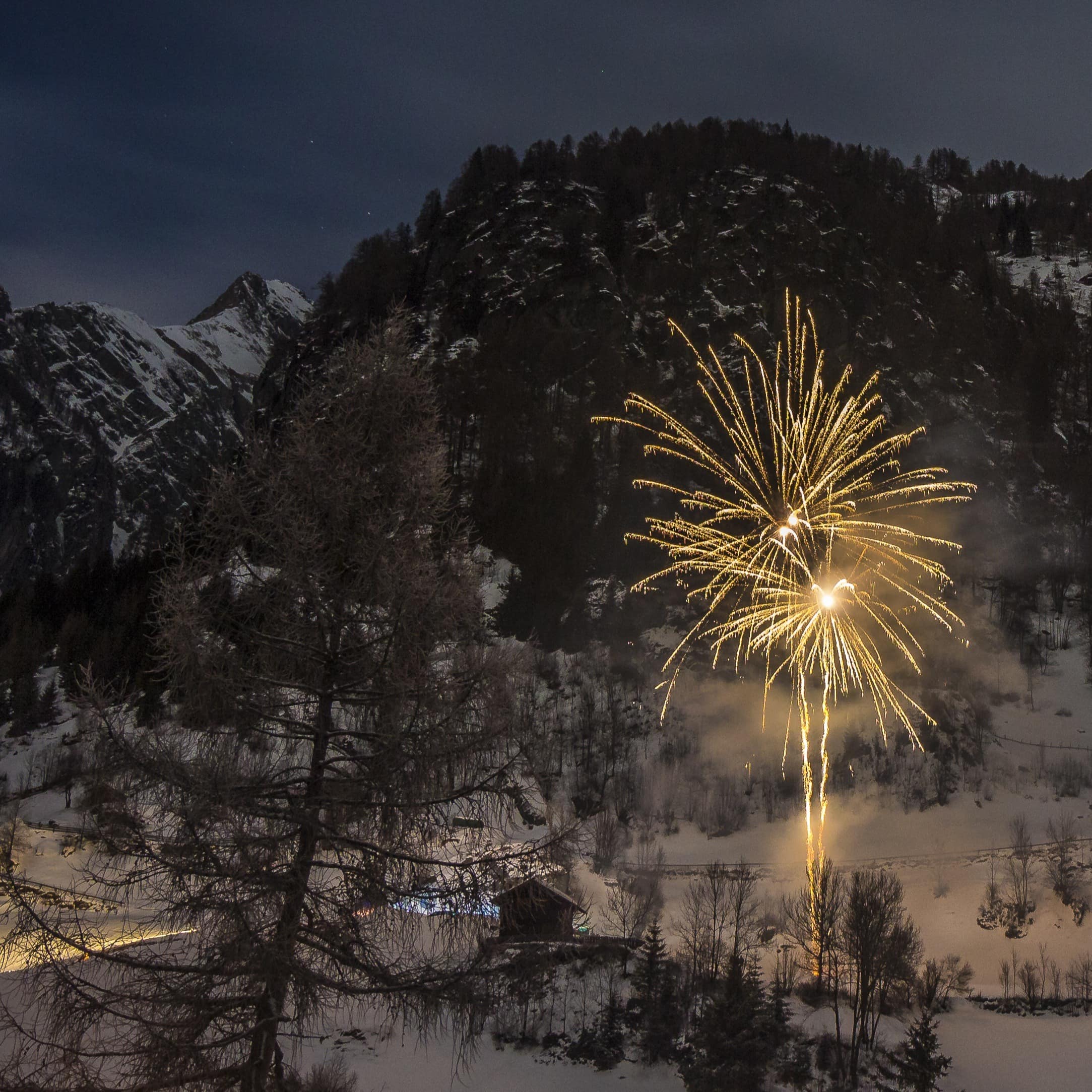 Feuerwerk neben einer Skihütte an Silvester in den Bergen