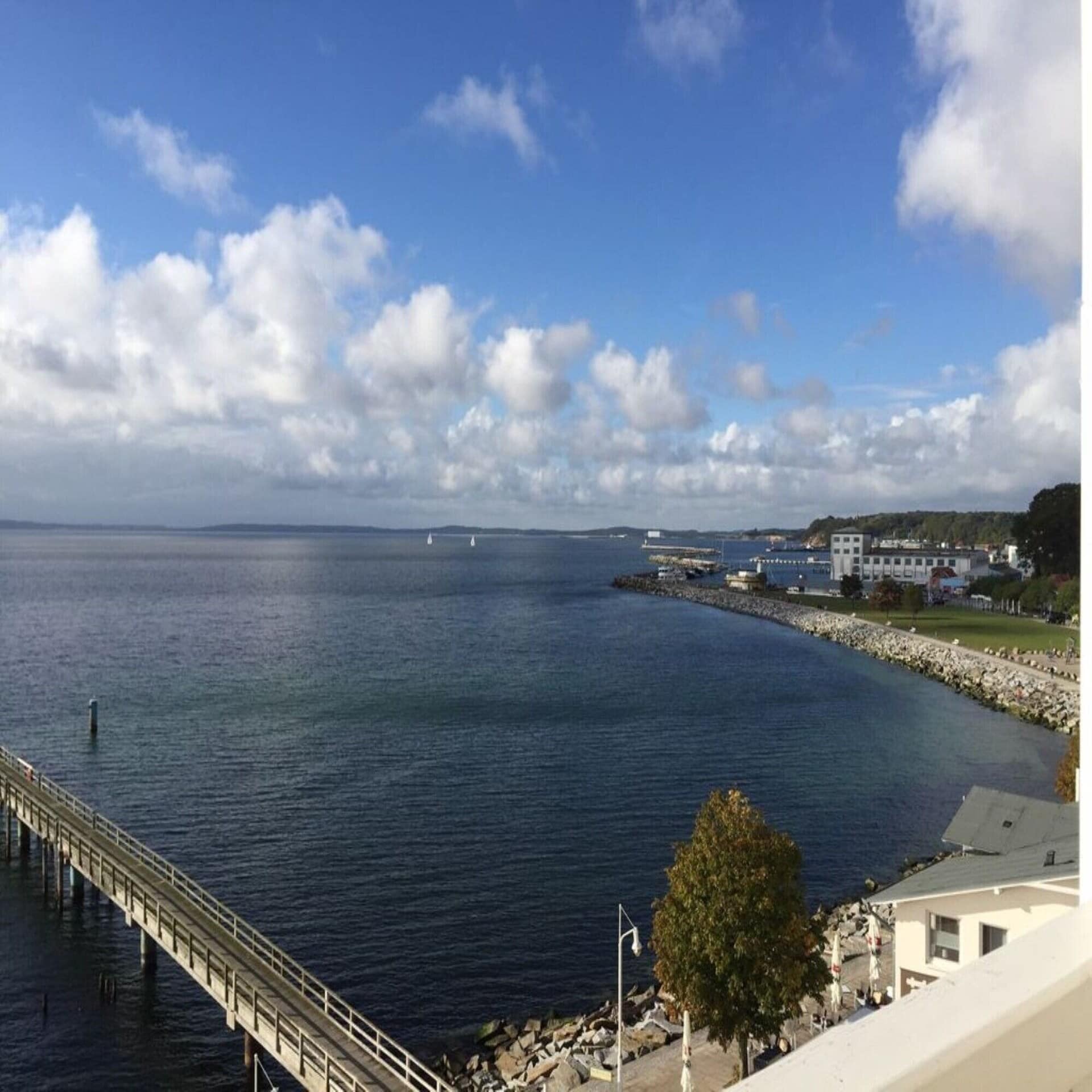 Blick von einem Balkon auf die Promenade von Sassnitz und das Meer. 