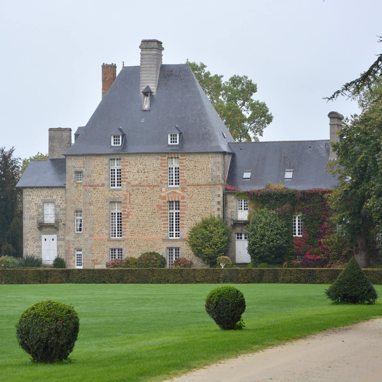Ein herrschaftliches Haus mit gepflegtem Garten n der Bretagne