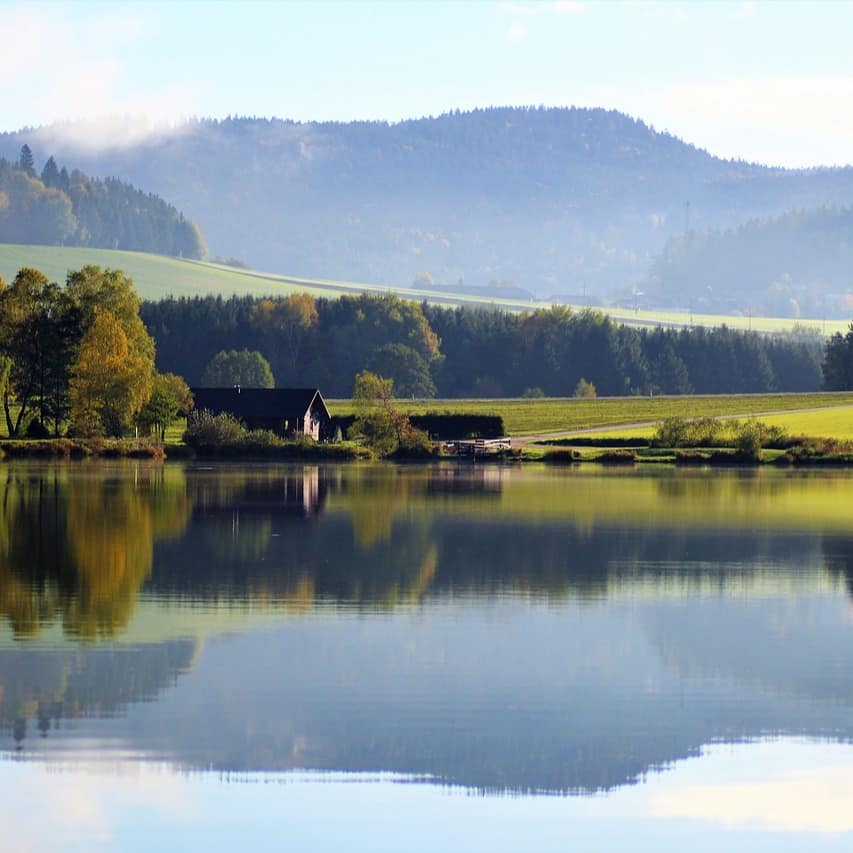 Eine Waldhütte am See in Österreich.