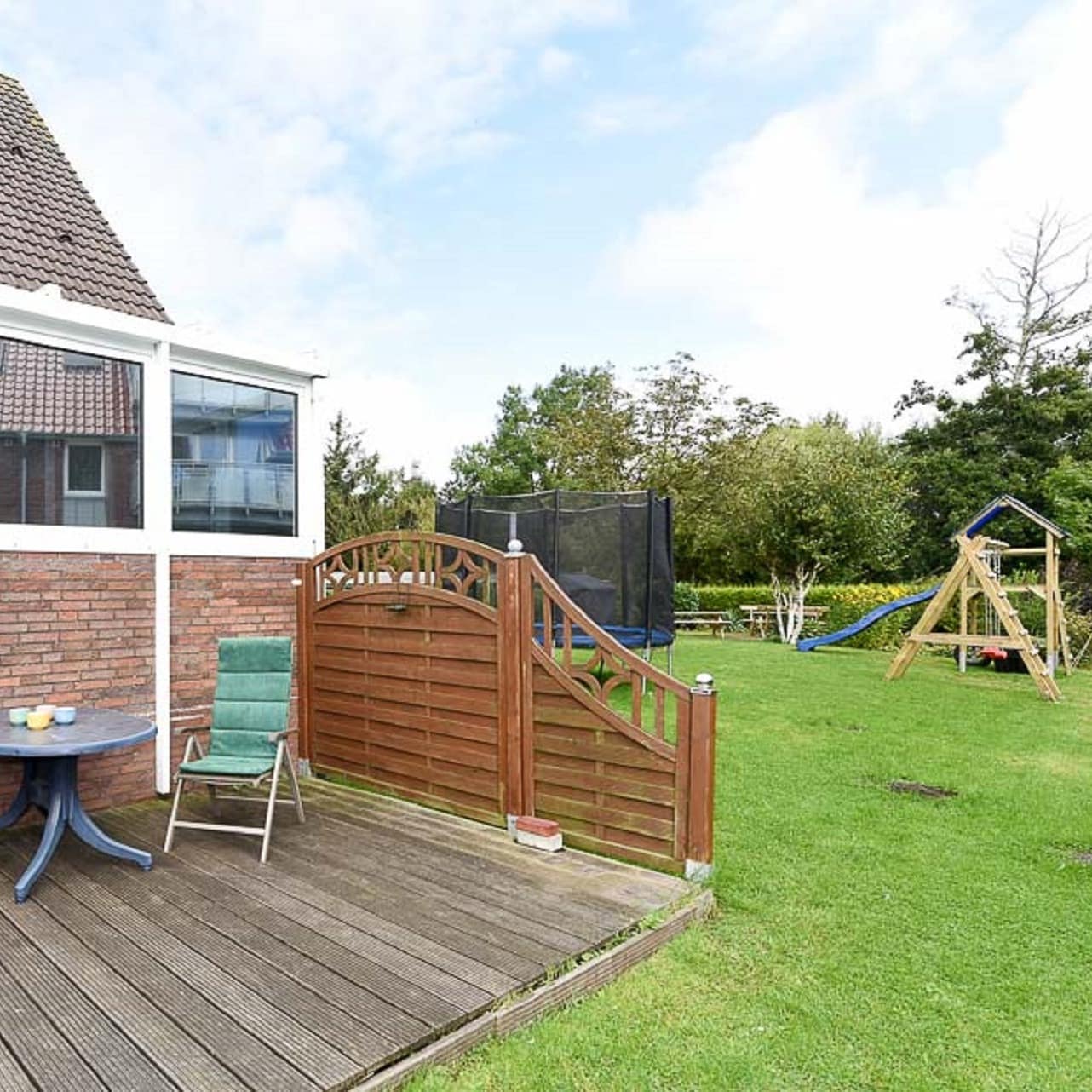 Terrasse einer Ferienwohnung in Bensersiel mit Garten und Spielplatz