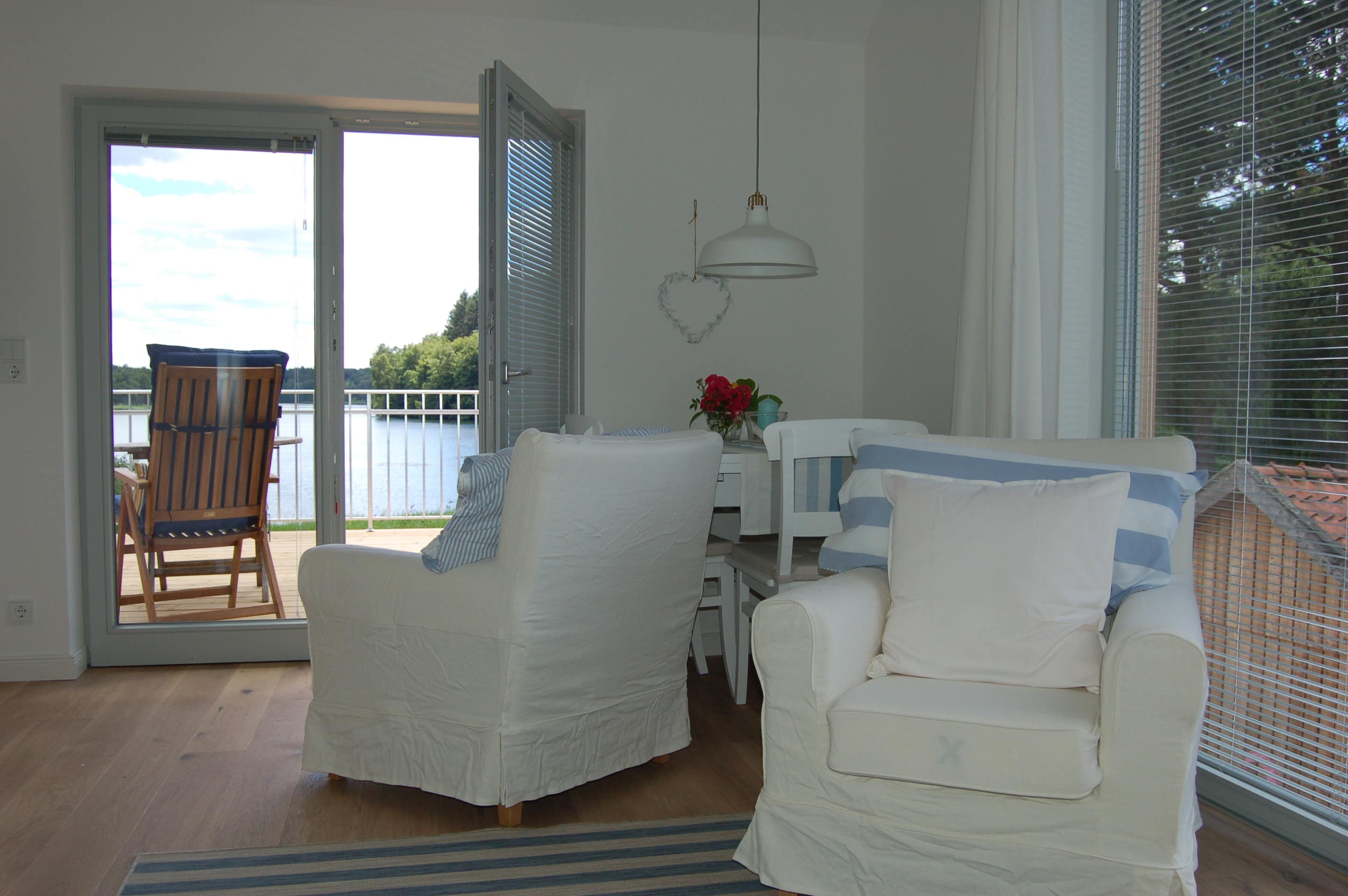 Blick aus dem Wohnzimmer einer hellen Ferienwohnung mit Seeblick in der Nähe von Ratzeburg