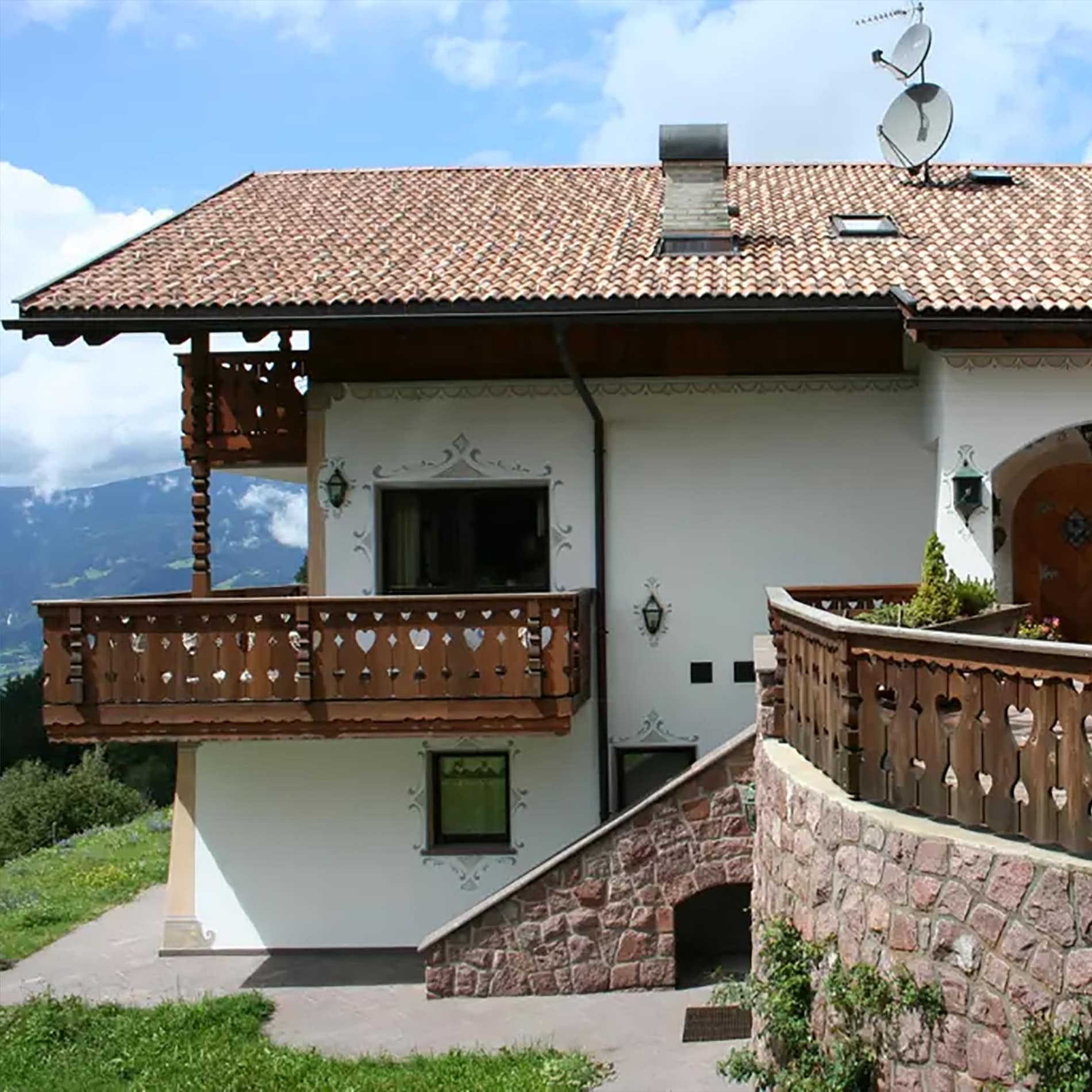 Luxus-Ferienhaus in Südtirol mit Dekorationen um die Fenster