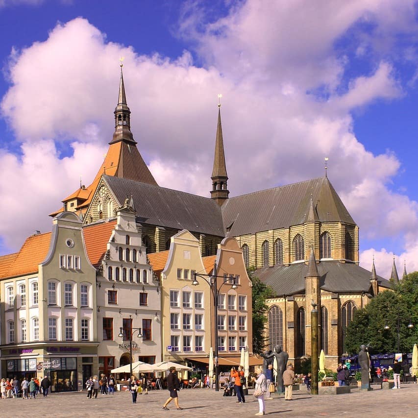 Blick auf die Innenstadt von Rostock mit historischen Giebelhäusern und einer Kirche.