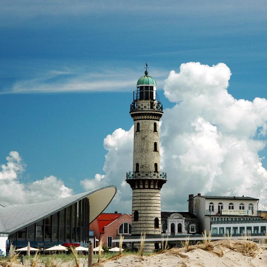 Der Leuchtturm von Warnemünde ist neben dem Kreuzfahrtterminal und dem Teepott – Restaurant Warnemündes bekanntestes Wahrzeichen.