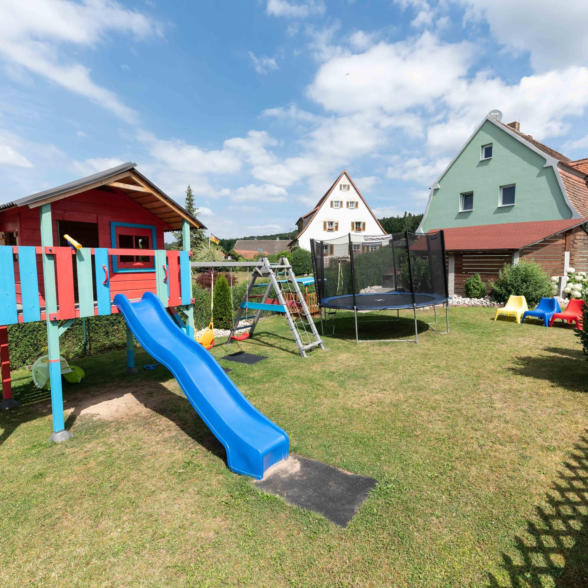 Grünes Ferienhaus am Brombachsee mit großem Garten und Kinderspielplatz