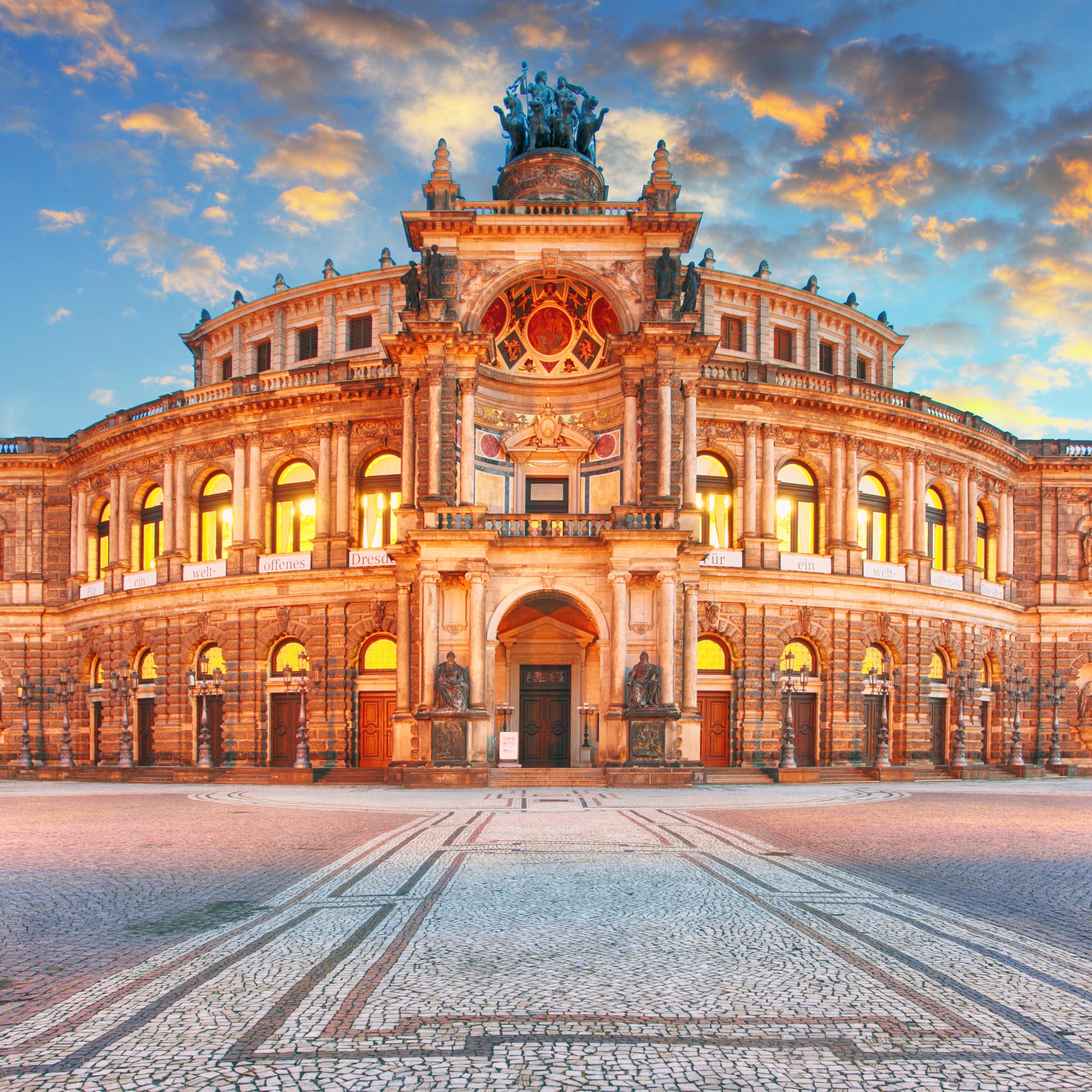 Frontalansicht: Die Semperoper im Dämmerlicht.